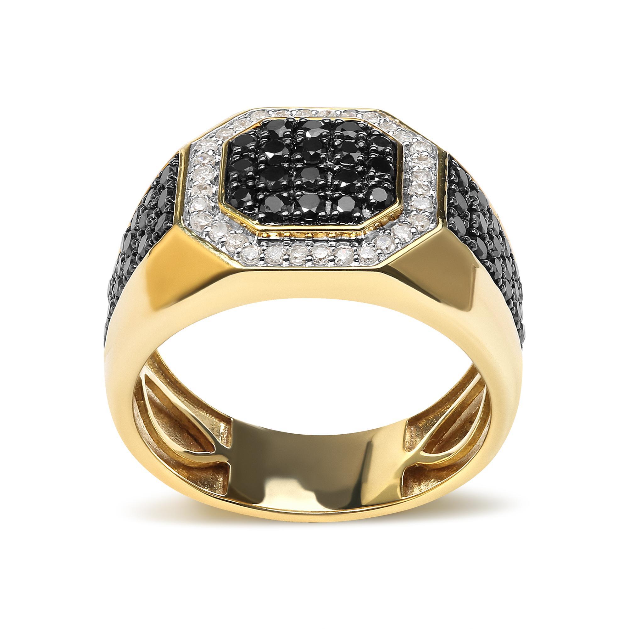 Adoptez l'allure du contraste avec cette remarquable bague à grappes pour homme. Plaqué en or jaune 14 carats, le bracelet en argent sterling .925 sert de toile à une fascinante exposition de diamants. Au total, 86 diamants ornent cette bague, dont