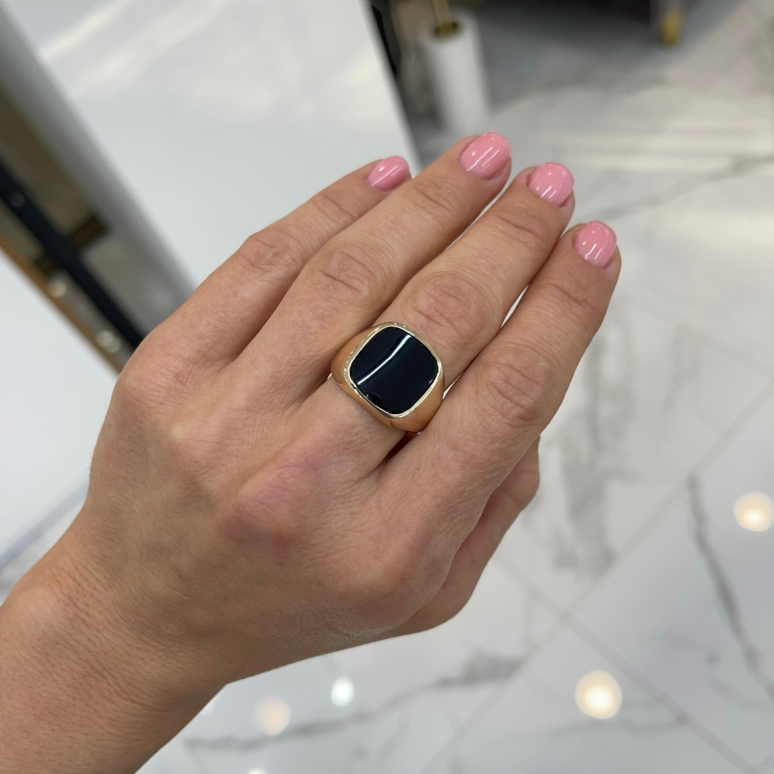 Men's 14k Yellow Gold Signet Onyx Cocktail Ring In Excellent Condition In Houston, TX