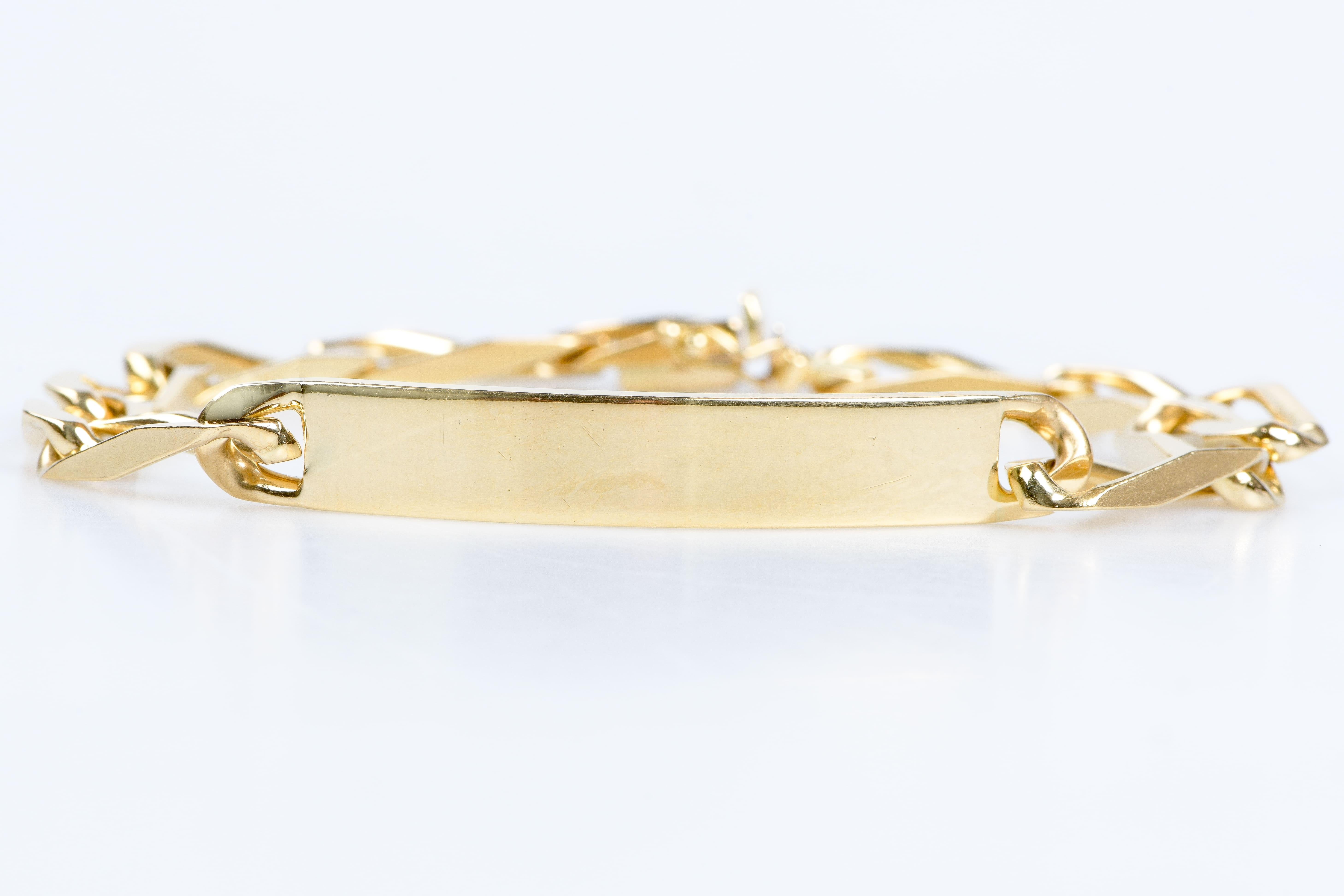 Men’s 18 carat yellow gold bracelet in chain link mesh.  It is a timeless jewel that can be personalised or left blank.  It is very suitable to add a touch of light to a daily outfit.

Weight: 29.3 gr 

Dimensions: 22 cm x 0.7cm x 0.2

Gold mark on