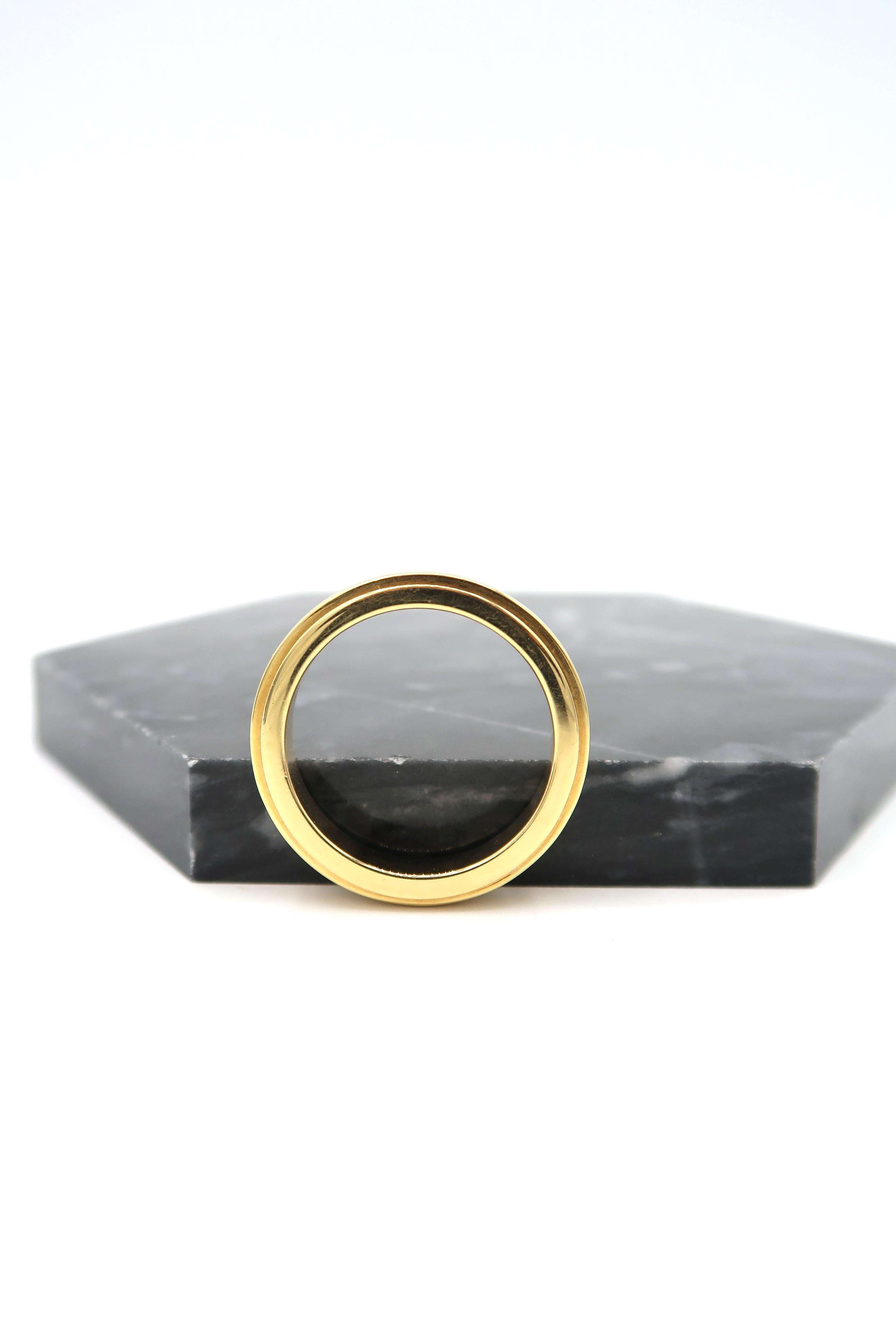 Mens 18 Karat Yellow Gold Step Edge Turnable Band Ring

Also available in other sizes and other texture (Sateen, Matte, Brushed, etc.)

Ring size: US 11, UK V, 65
Gold: 18K 13.073g.

