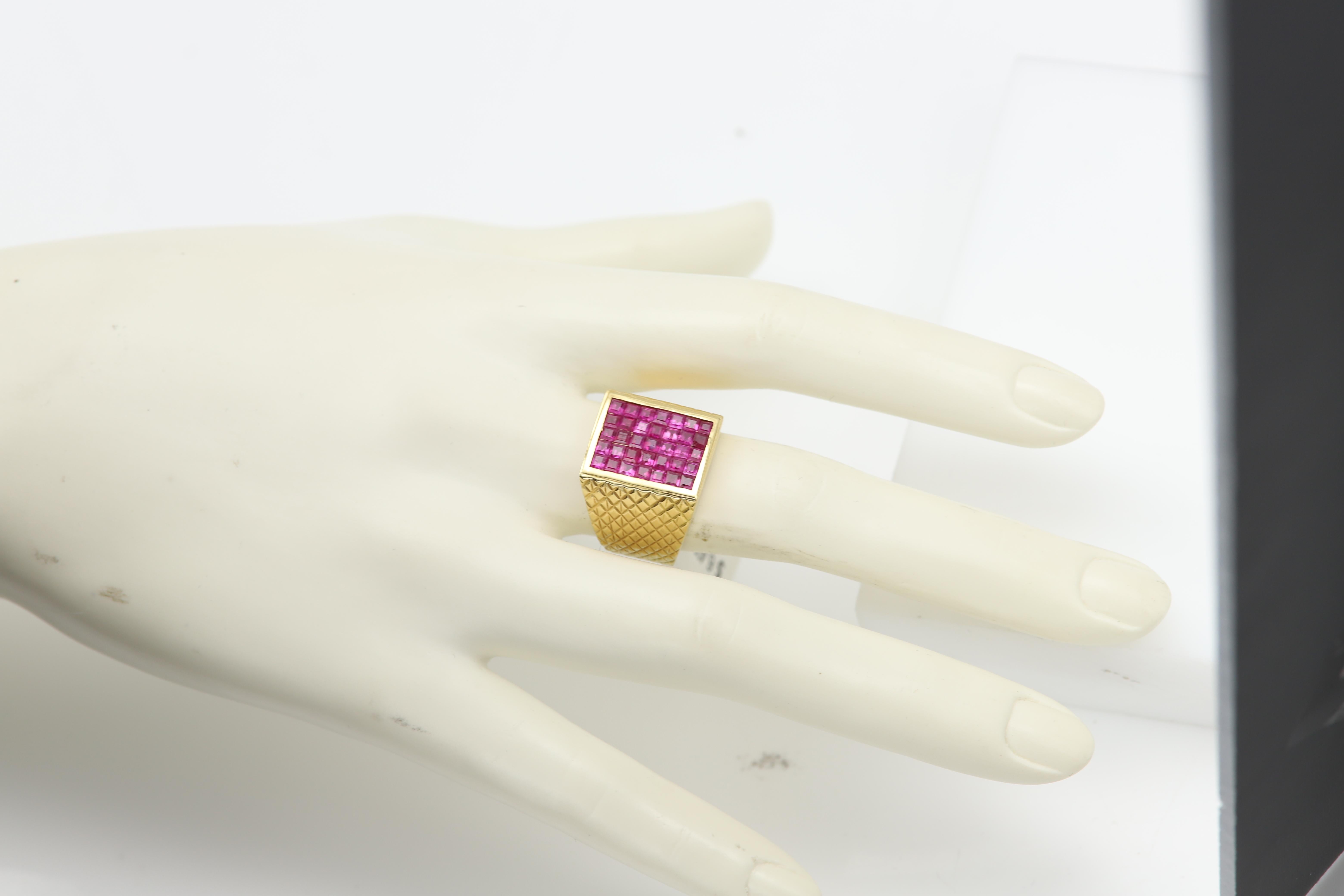Mens 18 Karat Yellow Gold Vintage Ring Pink Sapphire Invisible setting For Sale 8