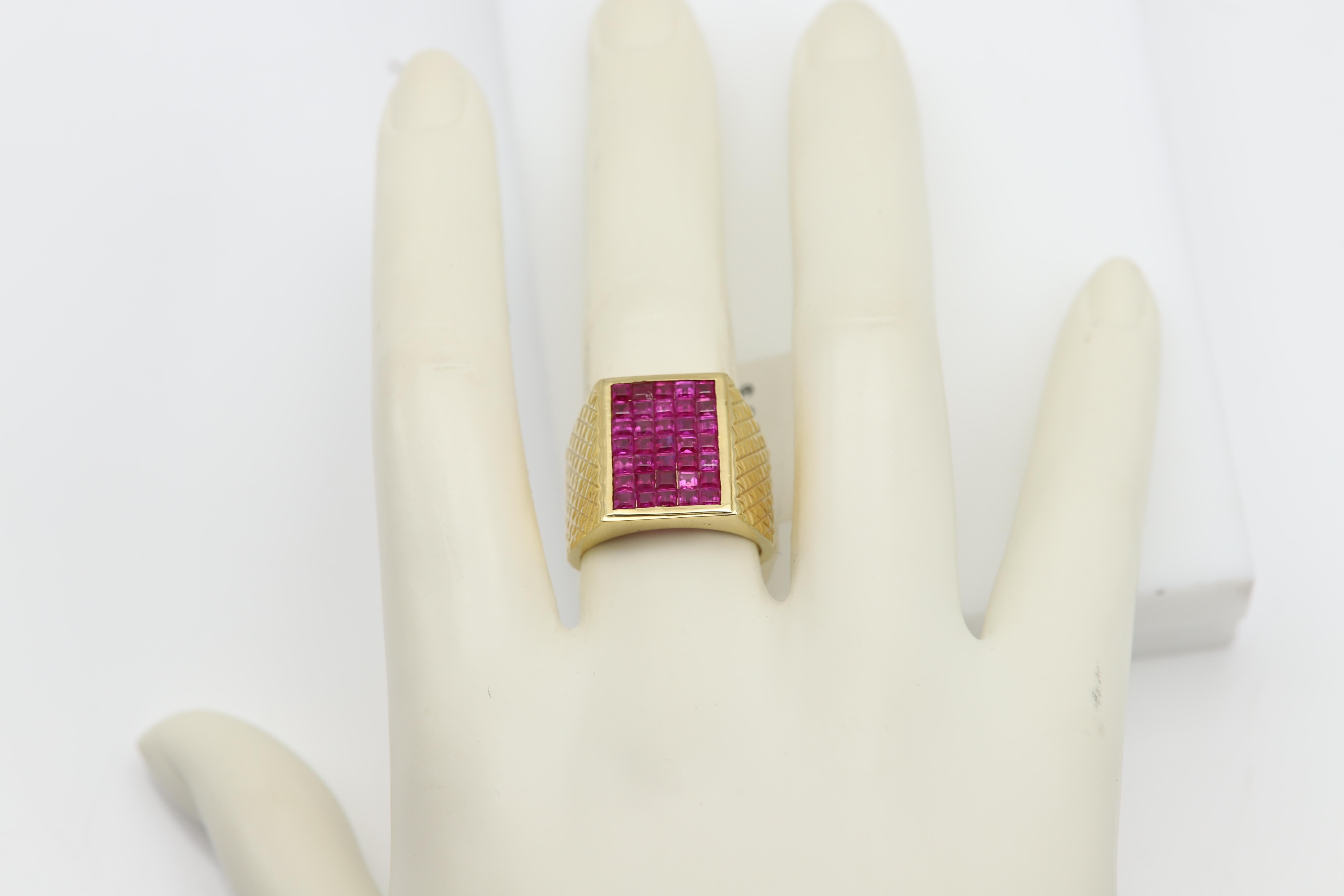 Mens 18 Karat Yellow Gold Vintage Ring Pink Sapphire Invisible setting For Sale 10