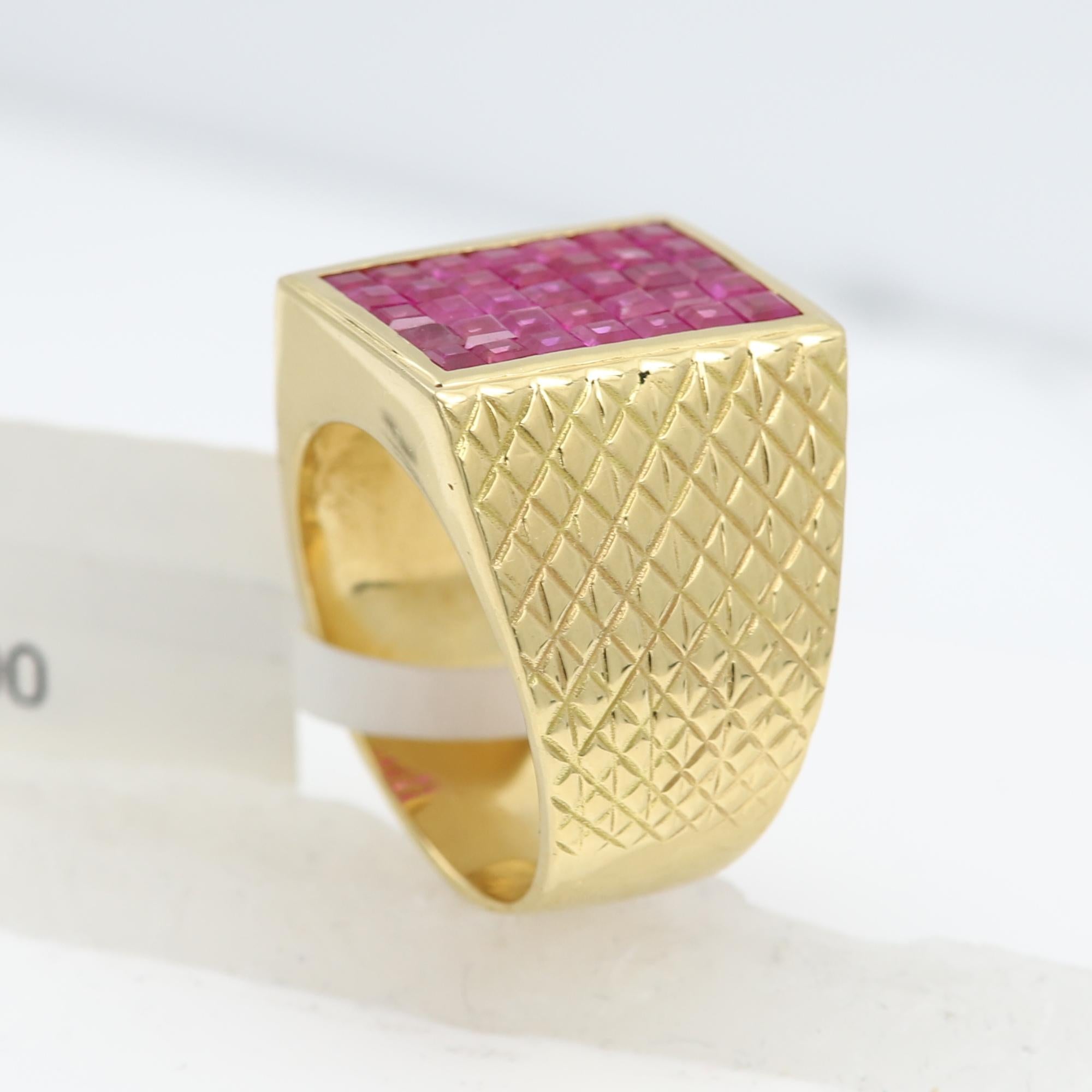 Mens 18 Karat Yellow Gold Vintage Ring Pink Sapphire Invisible setting In New Condition For Sale In Brooklyn, NY