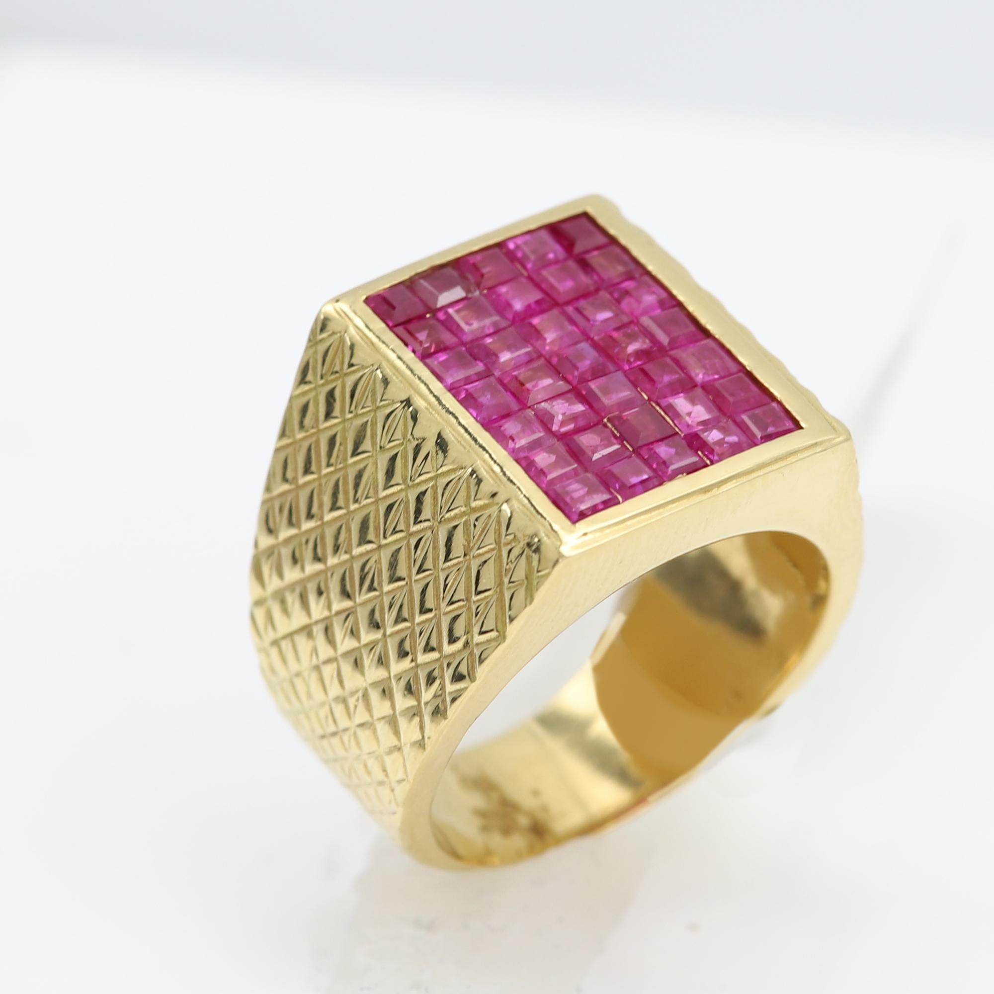 Mens 18 Karat Yellow Gold Vintage Ring Pink Sapphire Invisible setting For Sale 1