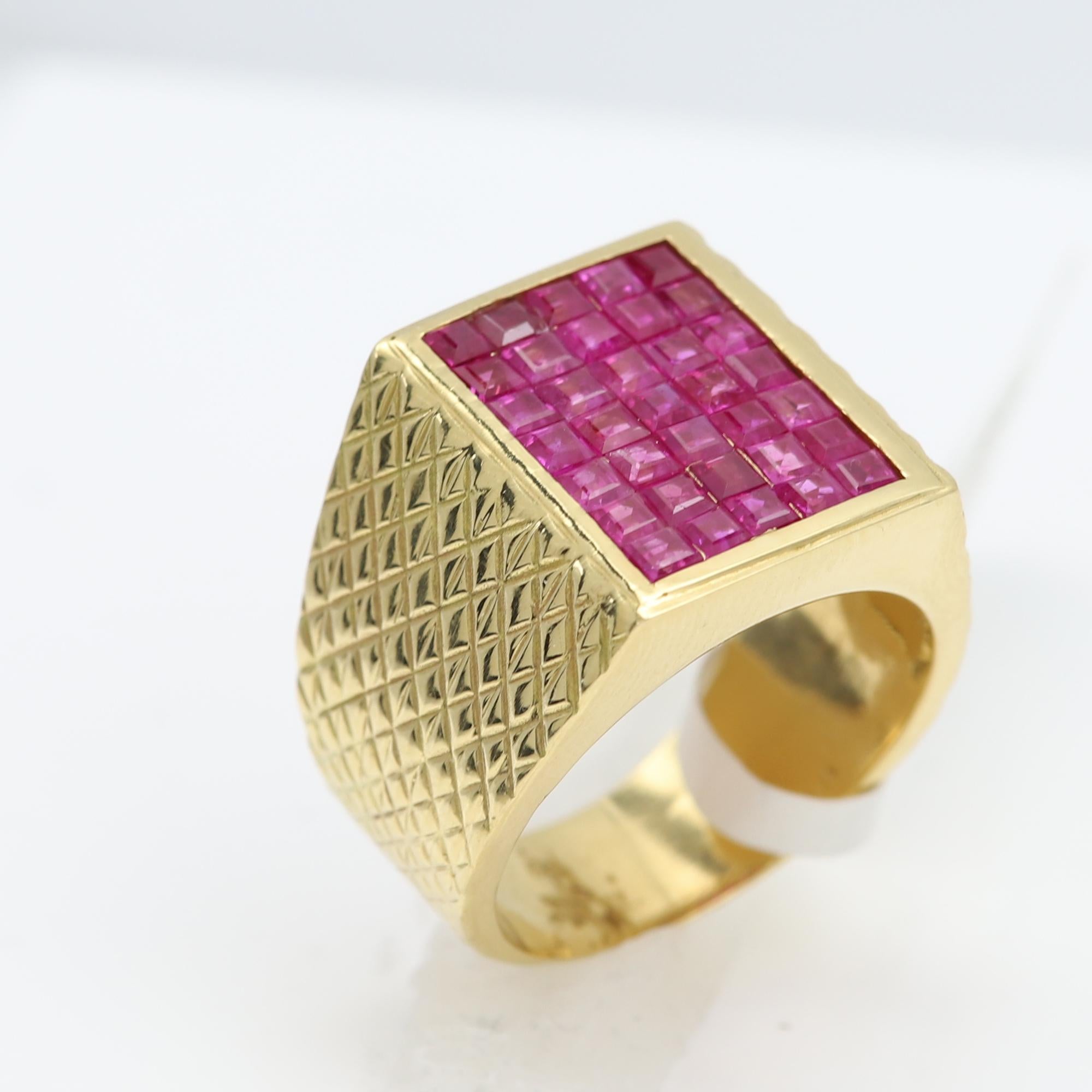 Mens 18 Karat Yellow Gold Vintage Ring Pink Sapphire Invisible setting For Sale 2