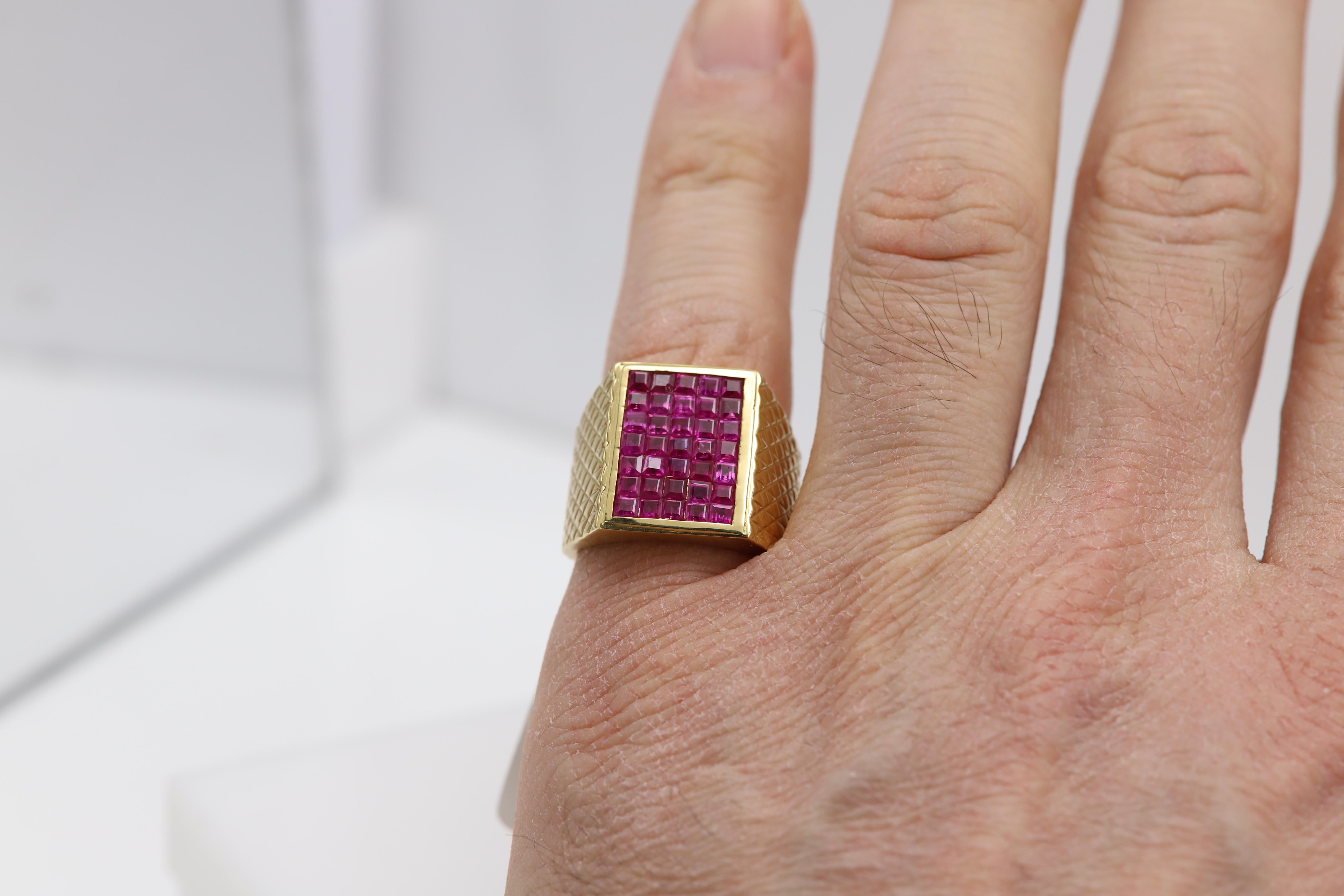 Mens 18 Karat Yellow Gold Vintage Ring Pink Sapphire Invisible setting For Sale 3