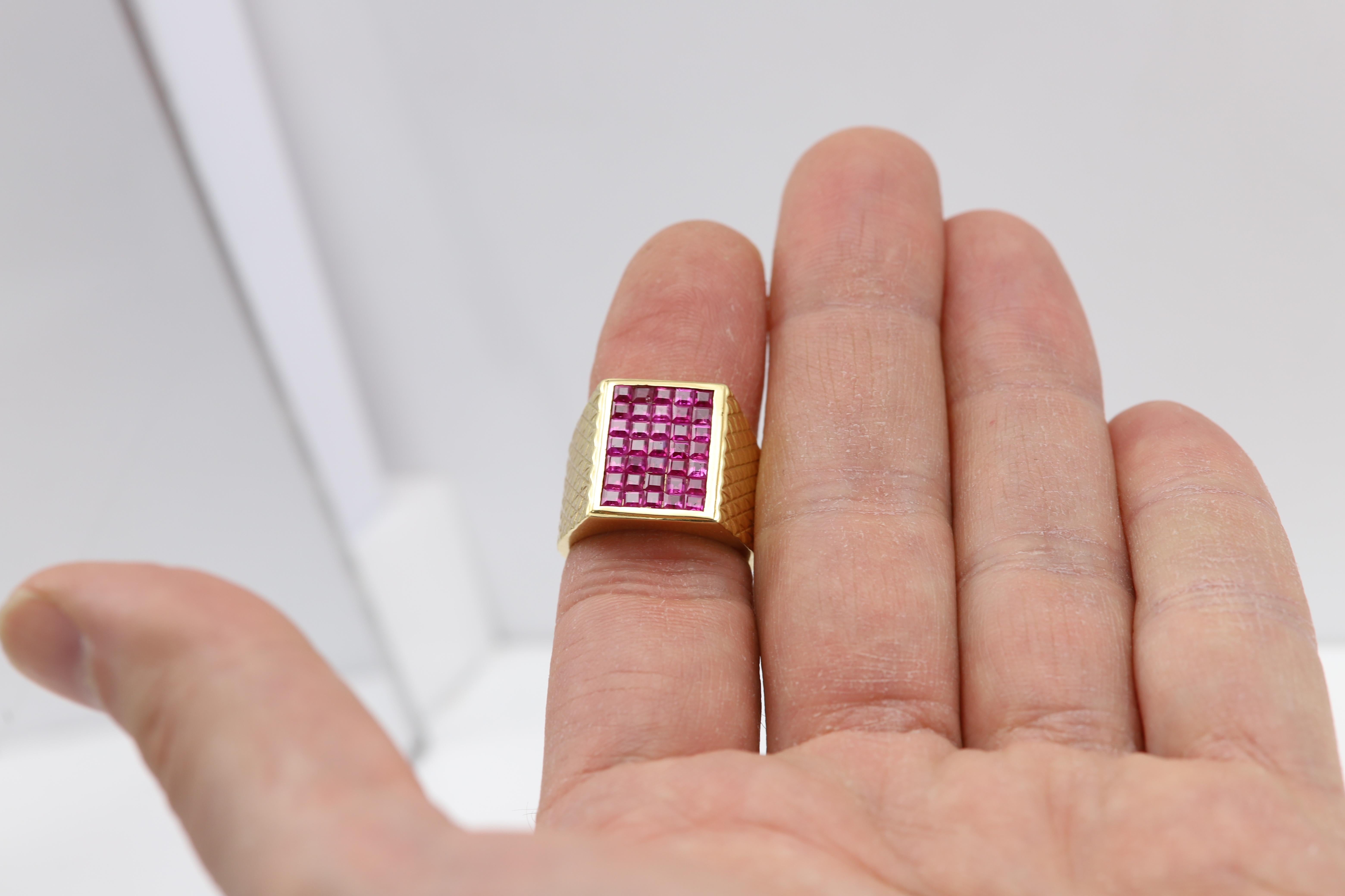 Mens 18 Karat Yellow Gold Vintage Ring Pink Sapphire Invisible setting For Sale 5