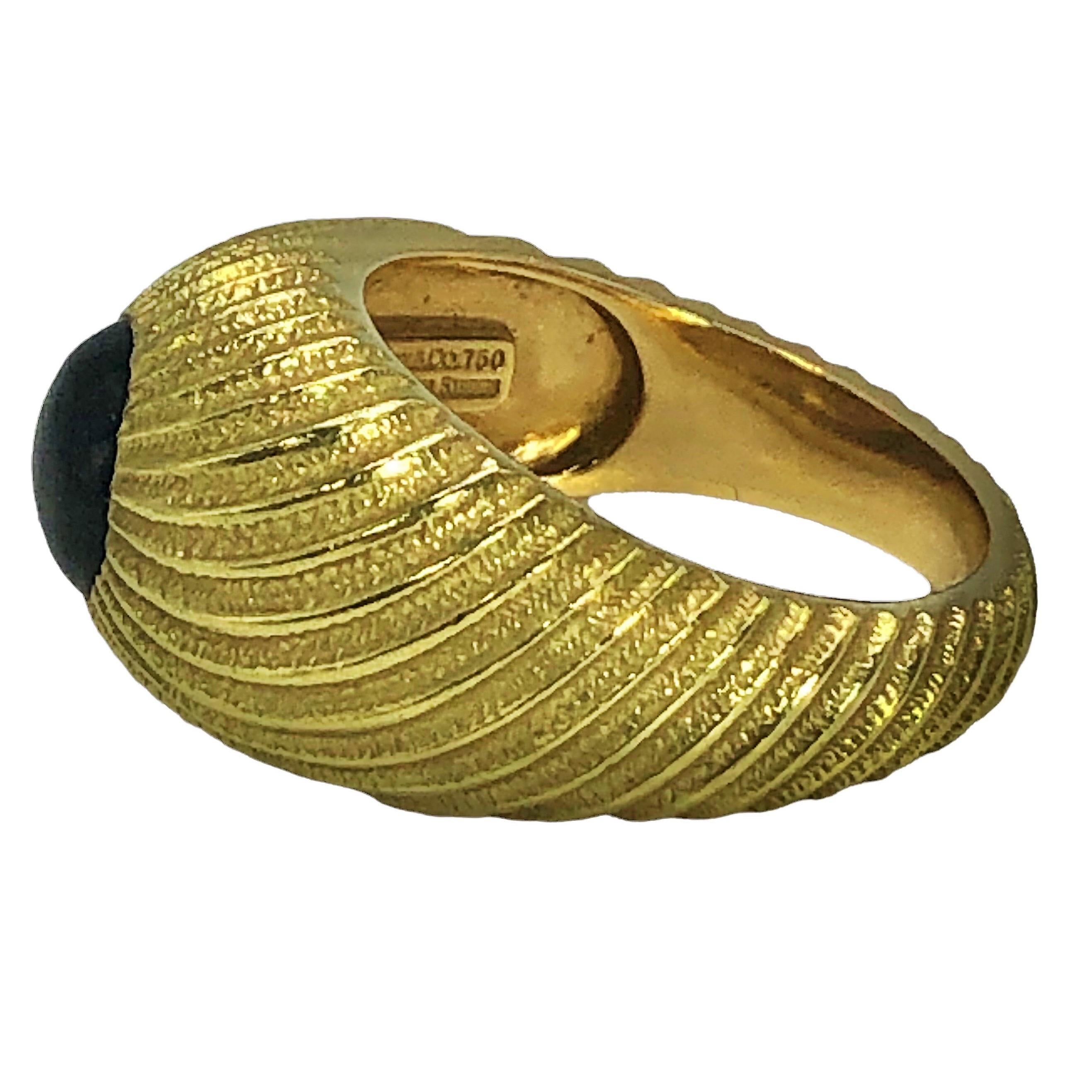 Diese elegante Herrenuhr aus 18k Gelbgold von Tiffany & Co. Der Schlumberger Kuppelring ist ein anmutiger Wirbel aus reich strukturiertem Gold, der oben in einem 8 mm großen, runden, sattblauen Lapislazuli-Cabochon endet. Im Inneren des Rings