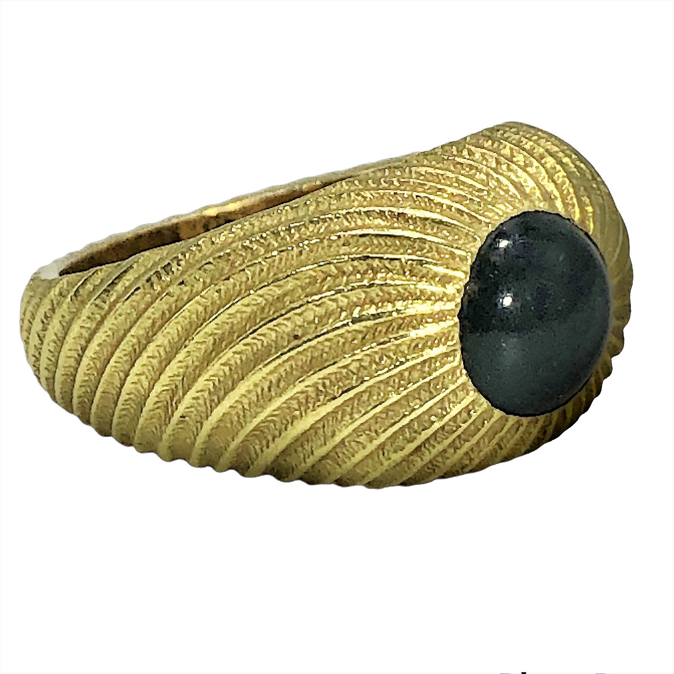 Men's 18K Gold Tiffany & Co. Schlumberger Lapis-Lazuli Cabochon Ring In Good Condition In Palm Beach, FL