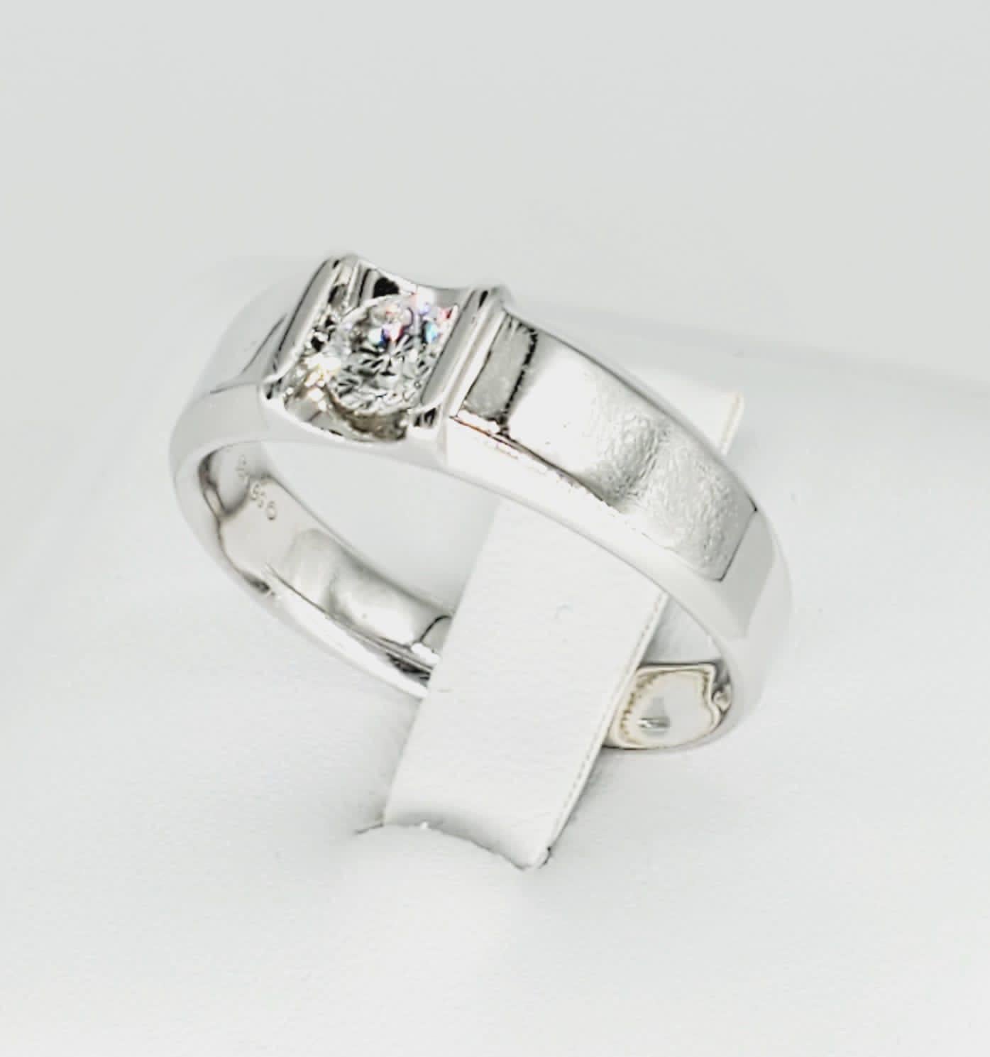 Men’s 18k White Gold 0.45 Carat Diamond Center Ring. Stunning design with a beautiful round diamond in the center. Clarity of the diamond is F/VS
The ring is a size 10 and weights 8.3 grams.
