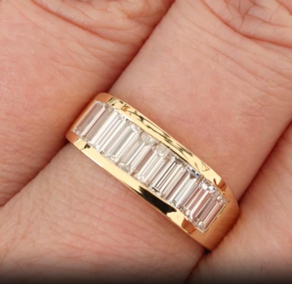 This sophisticated men’s band combines the warmth of 18K yellow gold with the brilliance of 1.5 carats of natural diamonds. Featuring a sleek channel setting with baguette-cut diamonds, this ring offers a modern yet timeless look—perfect for the man
