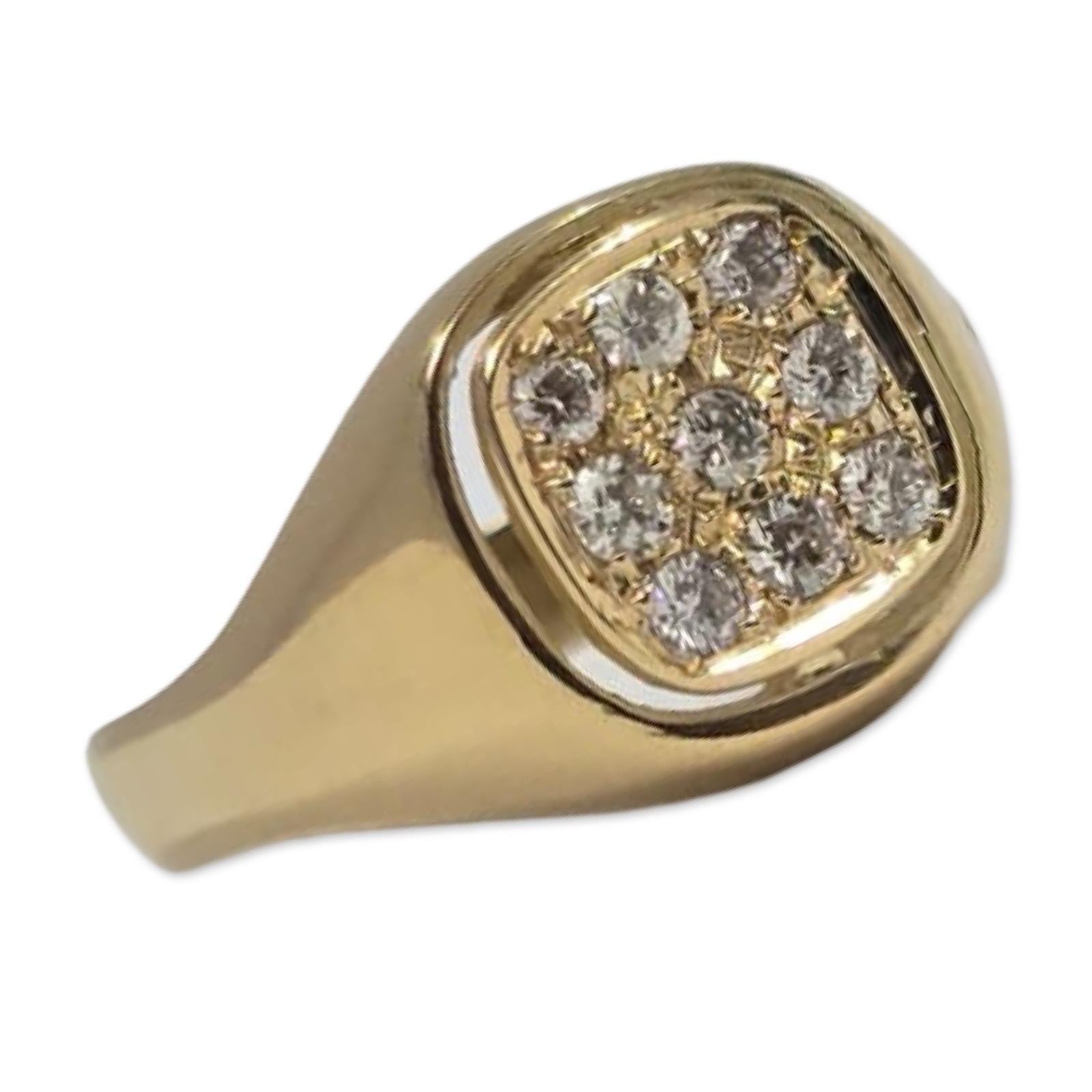 Taglio rotondo Anello da mignolo con cuscino di diamanti in oro giallo 18 carati da uomo in vendita