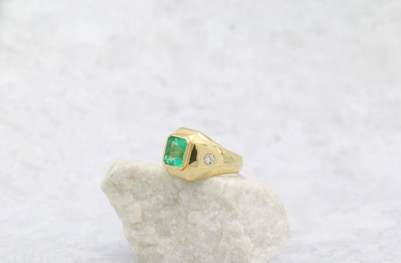 Incarnez un look sophistiqué avec cette bague classique à trois pierres pour homme. La tige effilée de cette bague est réalisée en or jaune 18 carats de haute qualité, sertie de deux diamants ronds de taille brillant pour mettre en valeur la plus