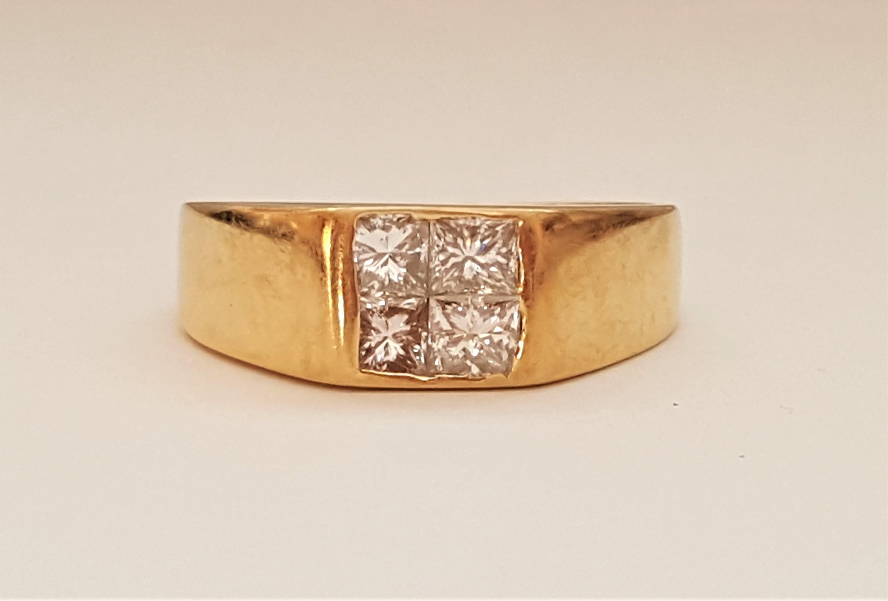 Herrenring aus 18-karätigem Gelbgold mit vier Diamanten im Prinzessinnenschliff von ca. 0,40cttw. Die Diamanten sind g/h in der Farbe und si in der Reinheit und unsichtbar gefasst. Die Fassung der Diamanten ist leicht ungleichmäßig, so dass dies ein