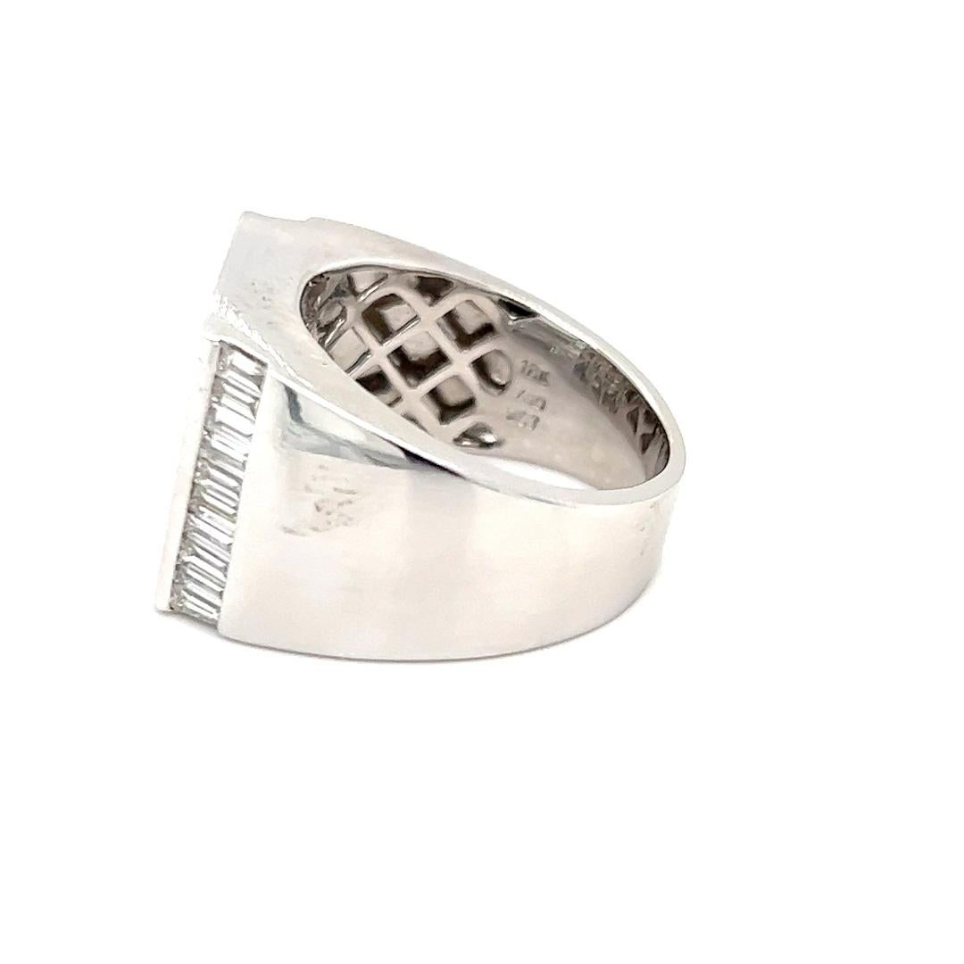 Herrenring mit unsichtbarem Diamantbesatz (2,25 ct), quadratisch, aus 18 Karat Weißgold (Zeitgenössisch)