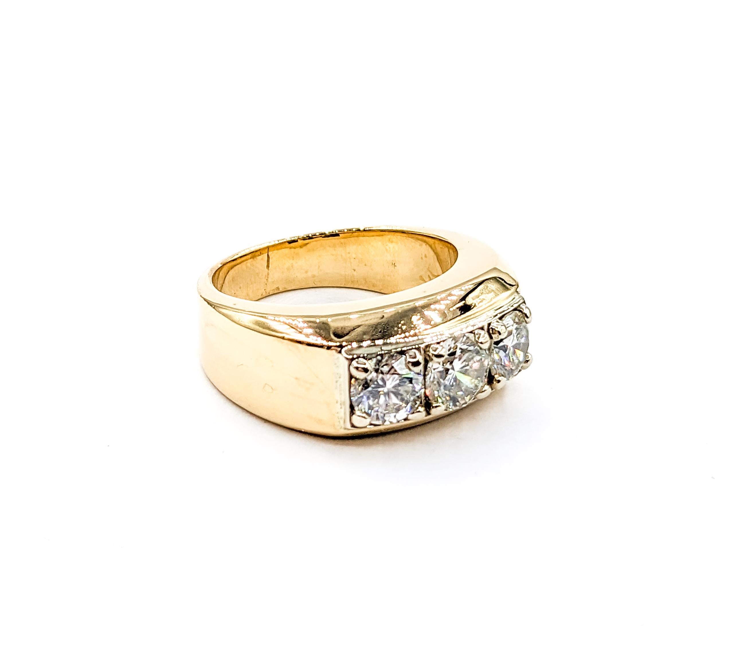 Men's 2.30ctw Diamond 3 Stone Setting Ring In Yellow Gold For Sale 5