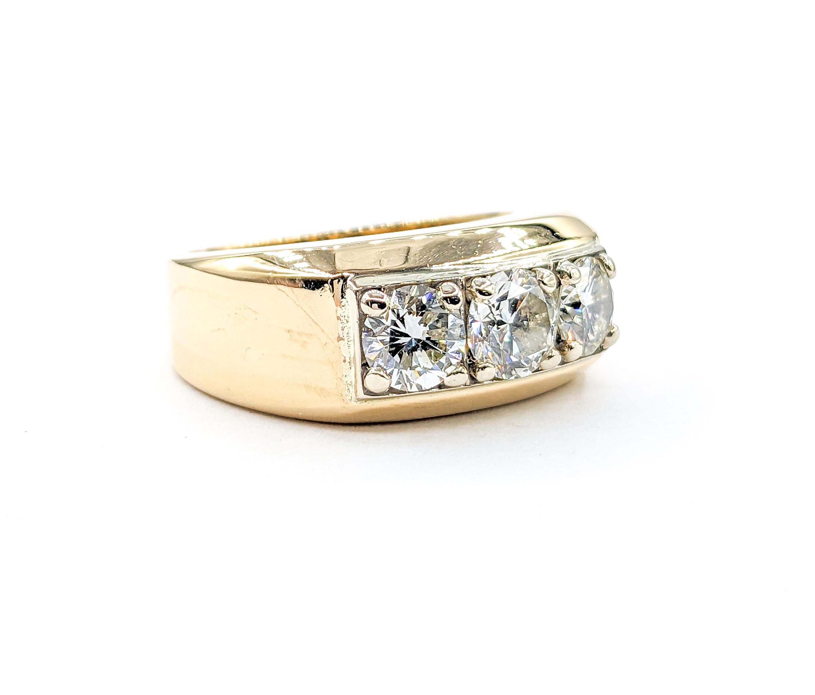 Men's 2.30ctw Diamond 3 Stone Setting Ring In Yellow Gold For Sale 6