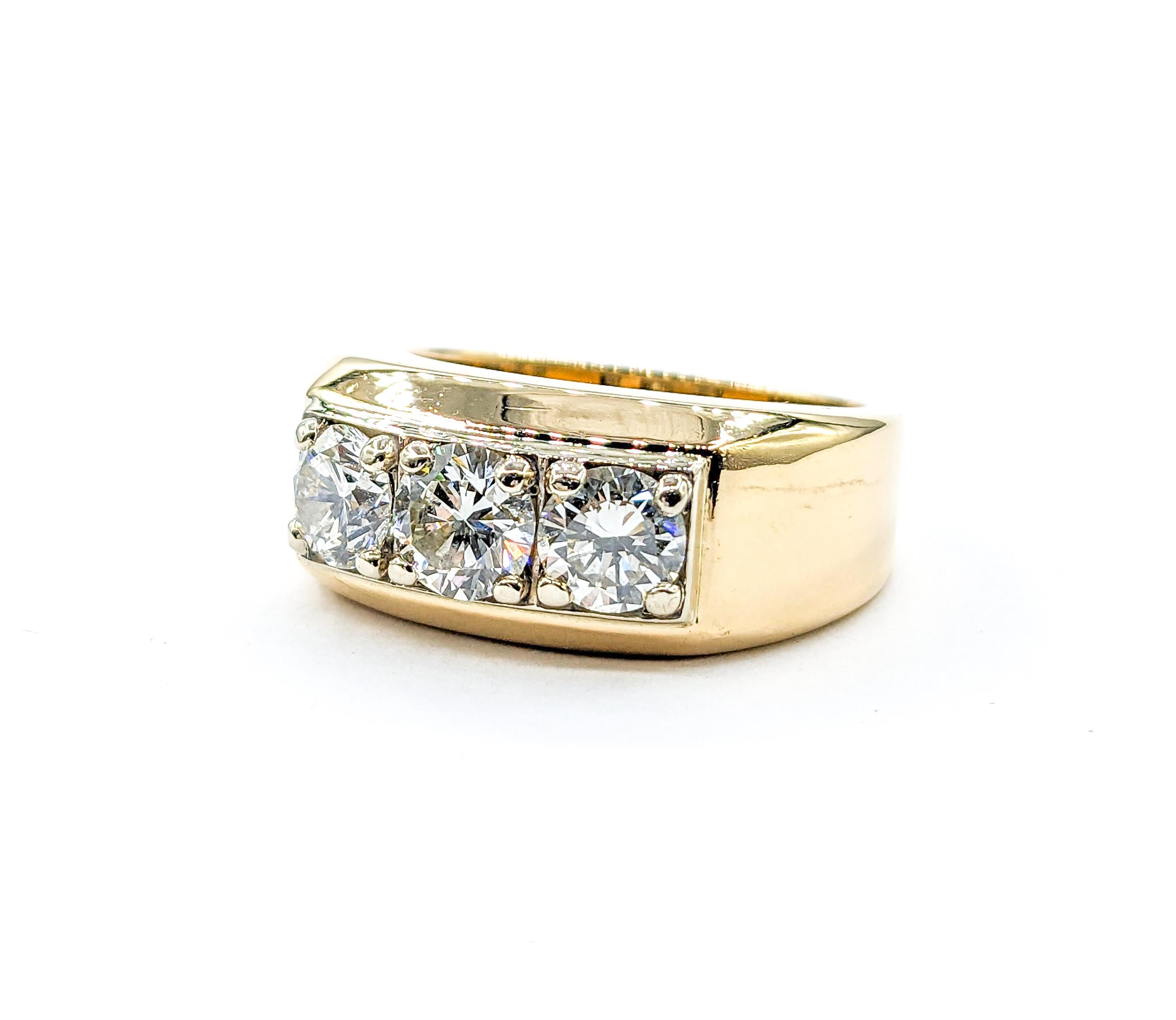 Men's 2.30ctw Diamond 3 Stone Setting Ring In Yellow Gold For Sale 7