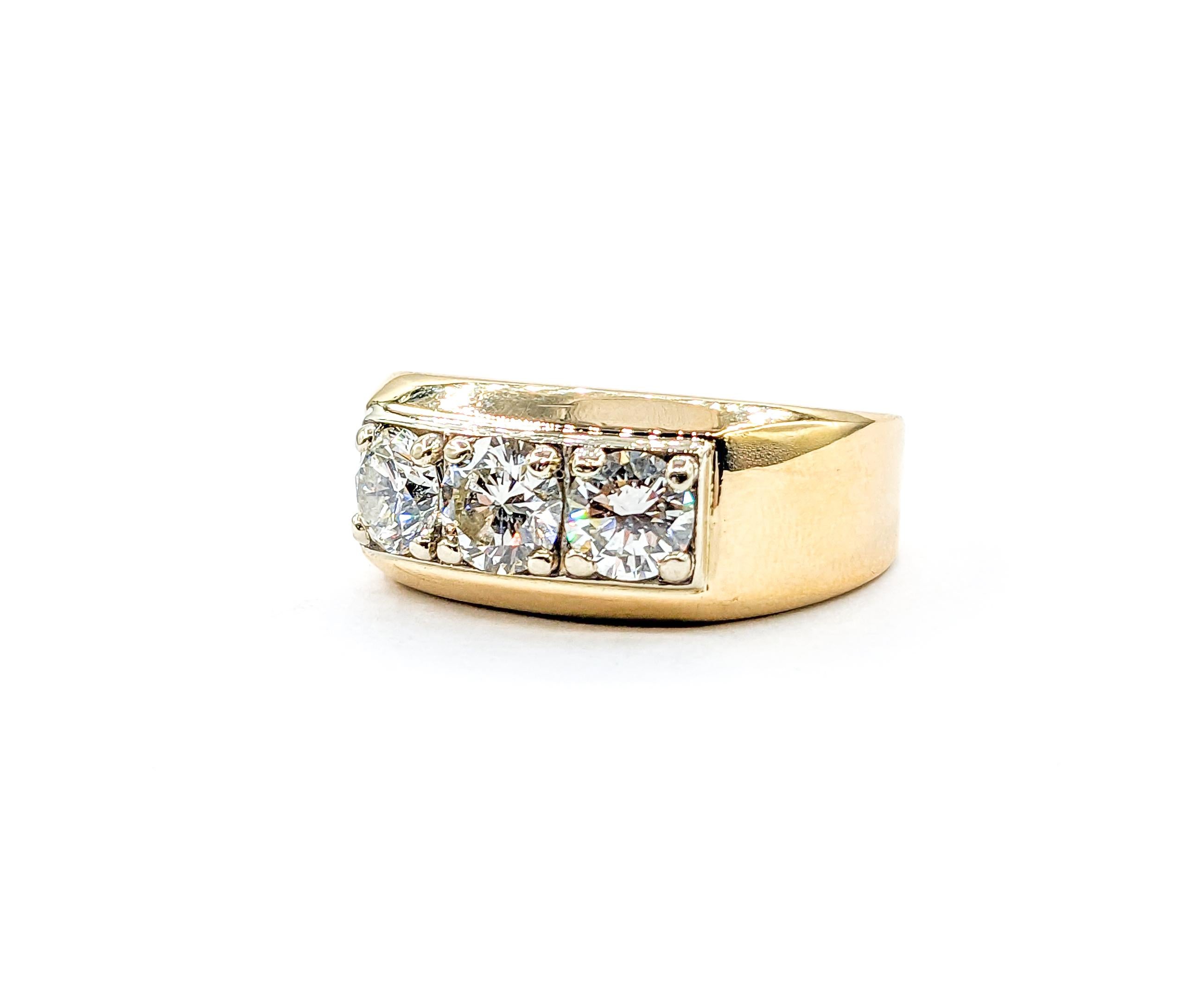 Contemporary Men's 2.30ctw Diamond 3 Stone Setting Ring In Yellow Gold For Sale