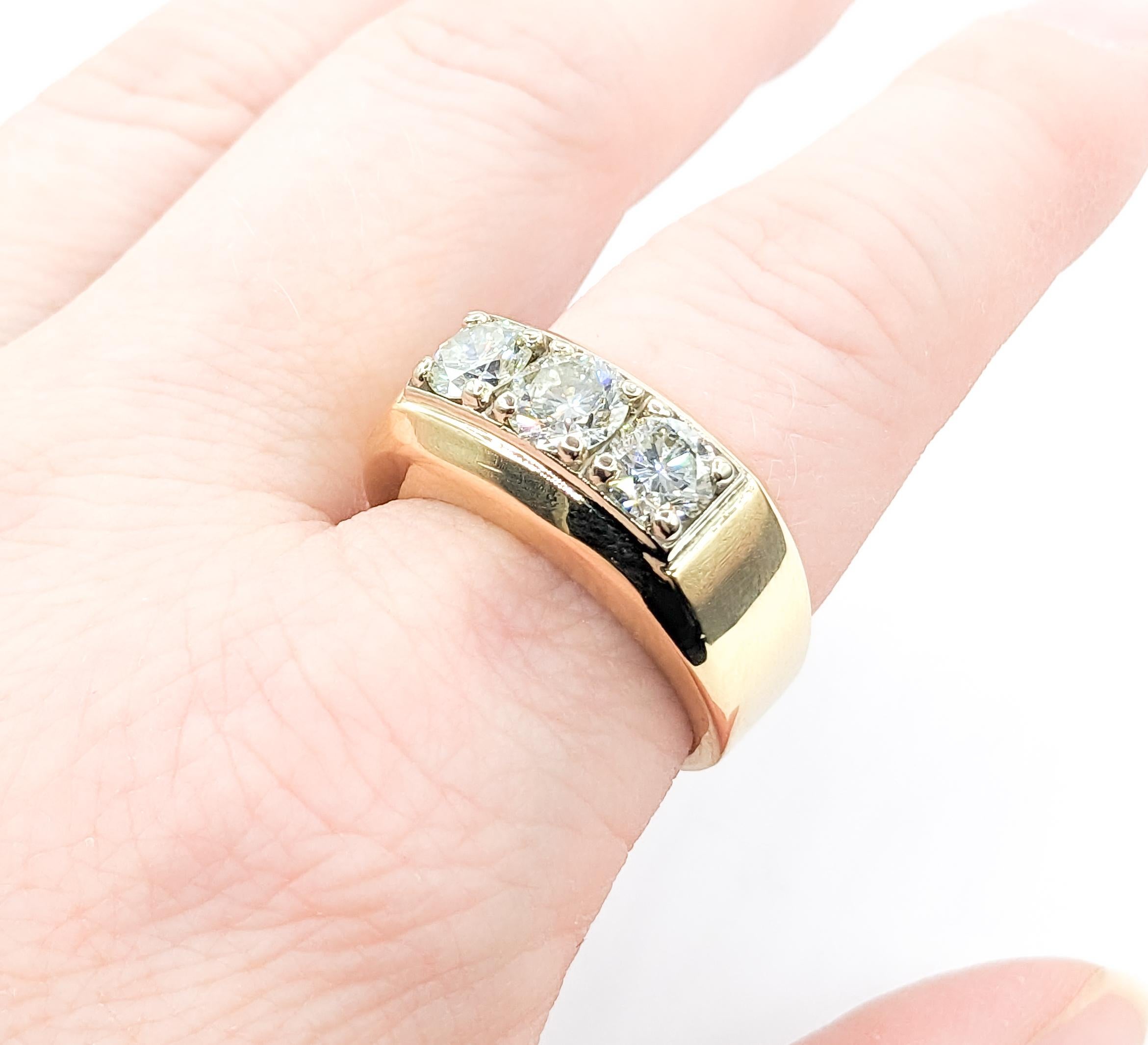 Herren 2,30ctw Diamant 3 Stein Einstellung Ring in Gelbgold im Zustand „Hervorragend“ im Angebot in Bloomington, MN
