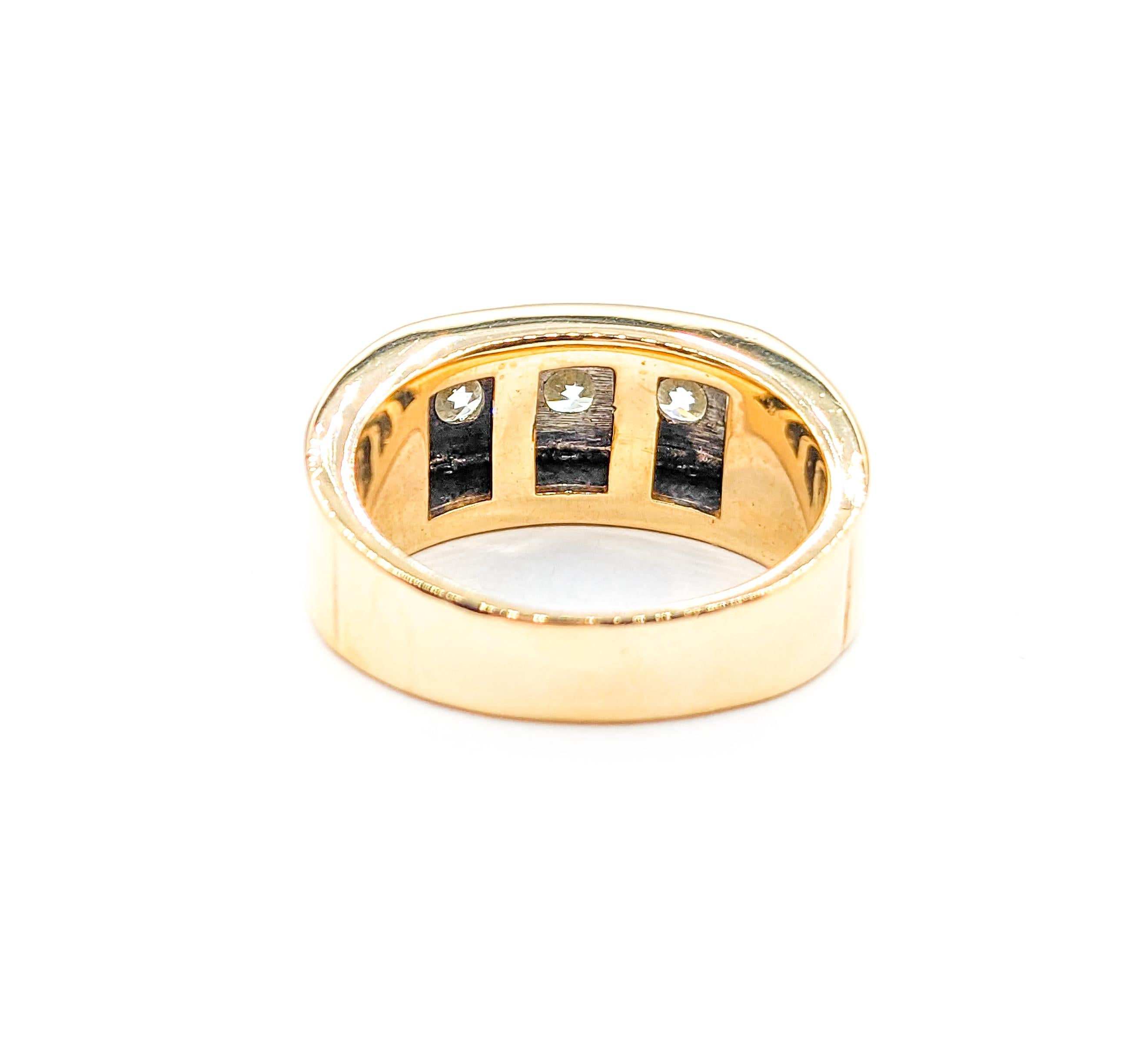 Men's 2.30ctw Diamond 3 Stone Setting Ring In Yellow Gold For Sale 3