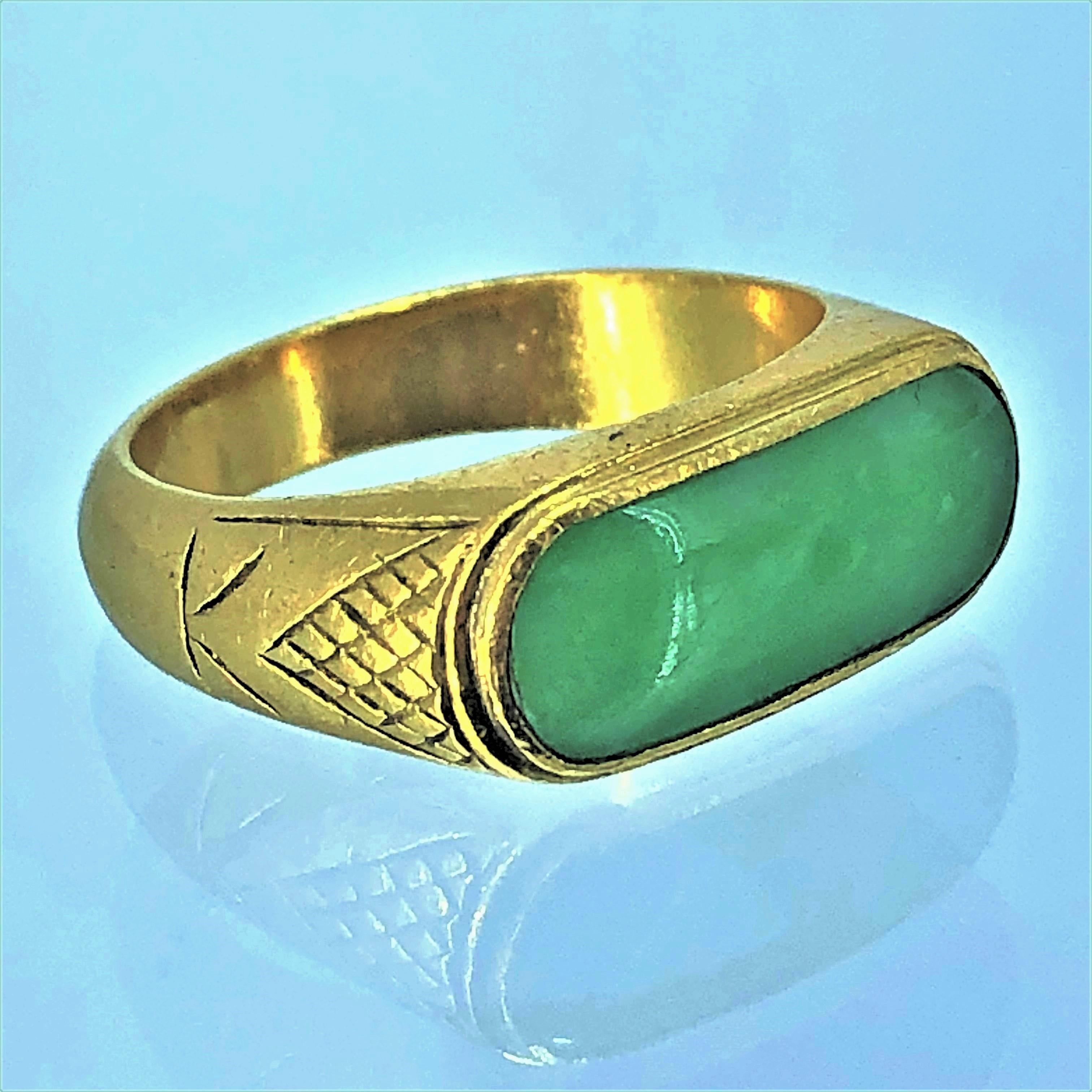 Men's 24 Karat Gold and Jade Saddle Ring In Good Condition In Palm Beach, FL