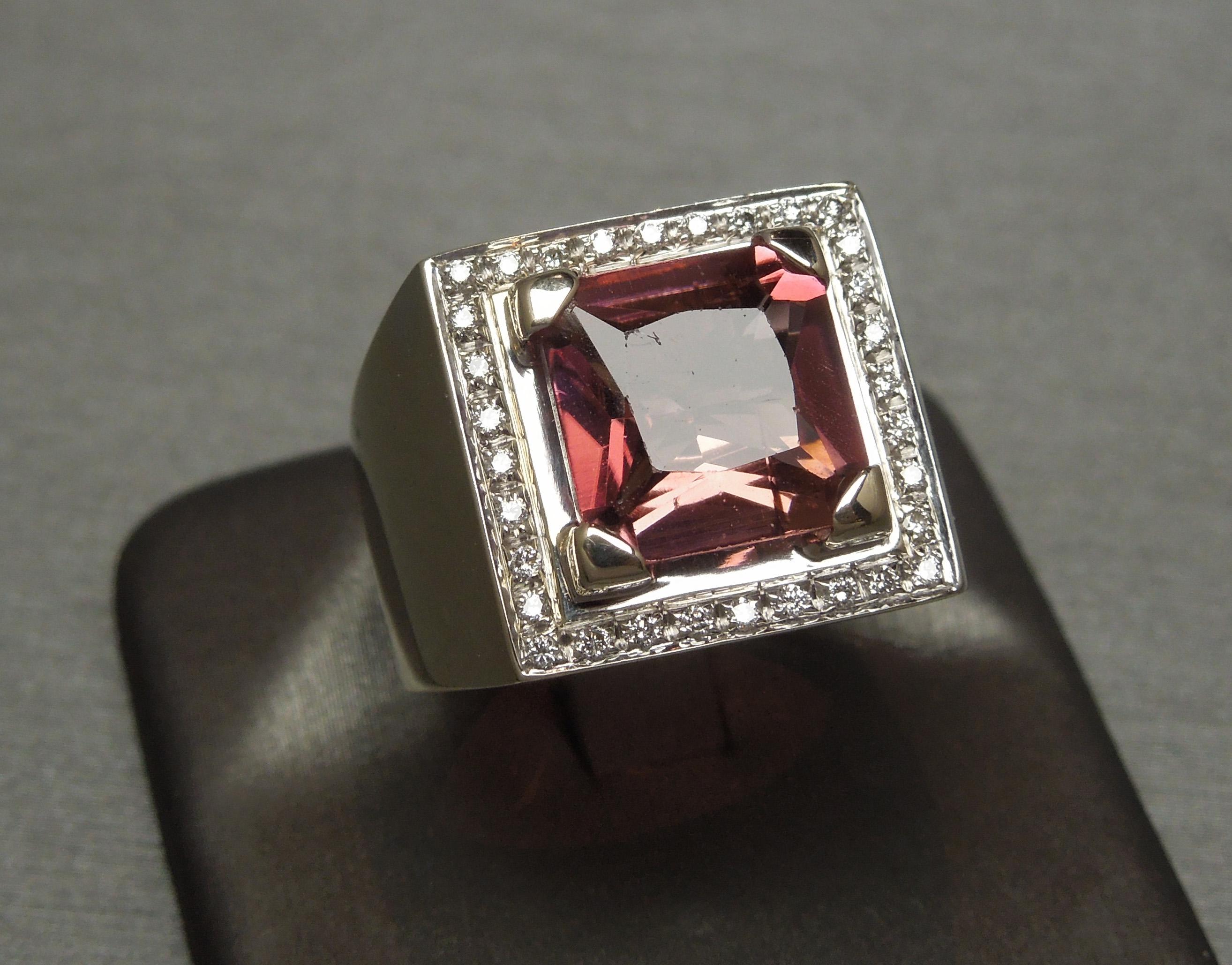 Men's 4 Carat Salmon Tourmaline European 18 Karat Ring In Excellent Condition For Sale In METAIRIE, LA