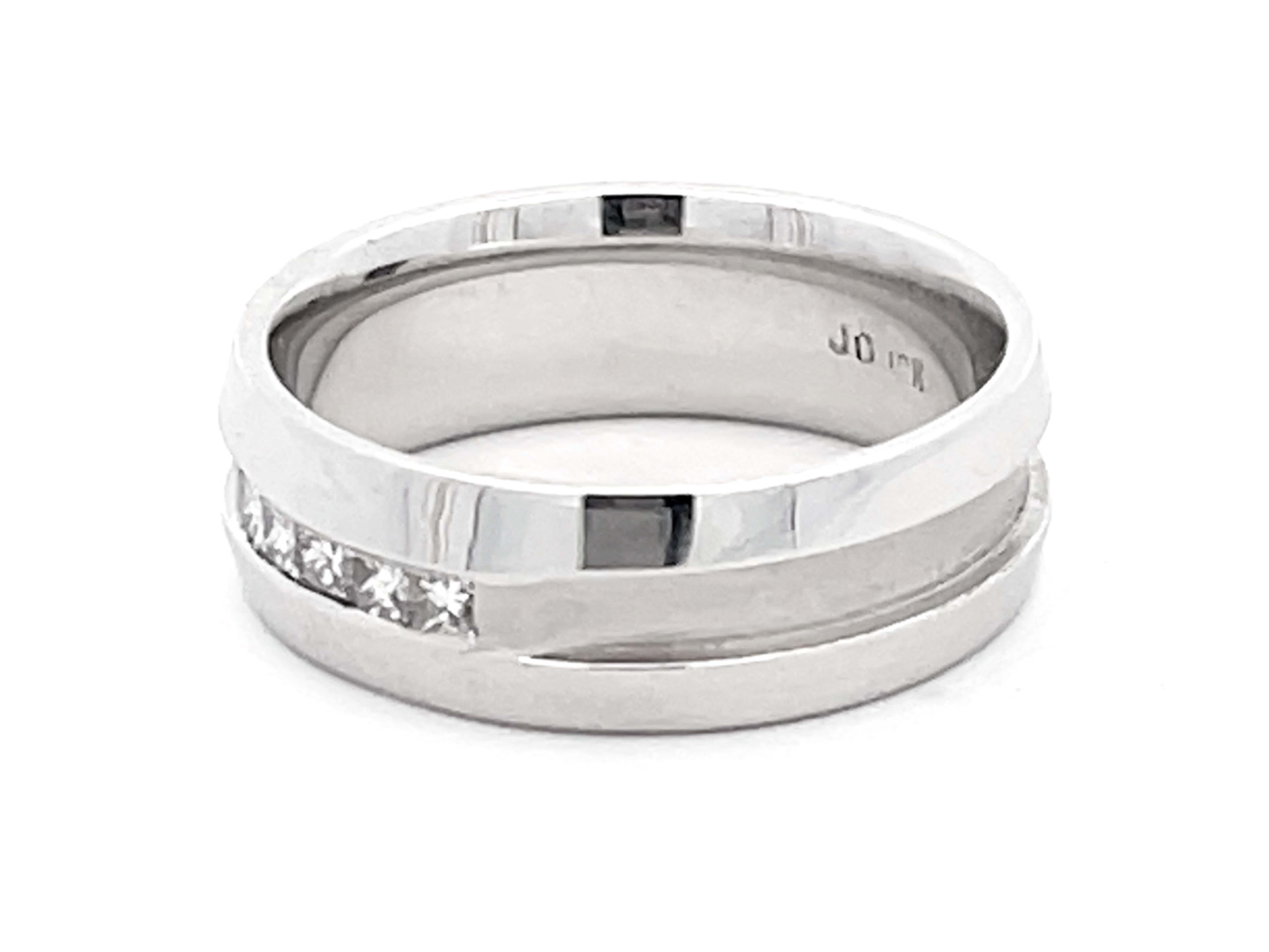 Mens 5 Princess Cut Diamond Satin Finish Center Band Ring in 18k White Gold In New Condition For Sale In Honolulu, HI