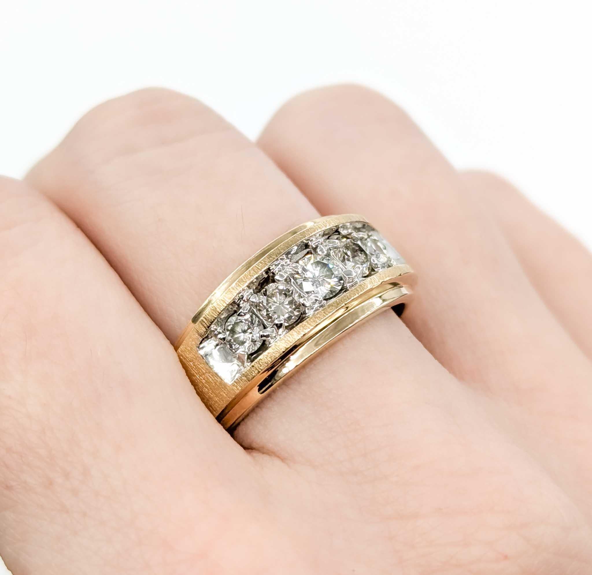 Anello di fidanzamento con 5 pietre e diamanti da uomo
Ti presentiamo il nostro squisito anello nuziale con diamante, splendidamente realizzato in 14kt a 5 pietre. Questo splendido pezzo sfoggia una serie di diamanti da 0,75 carati. Questi diamanti