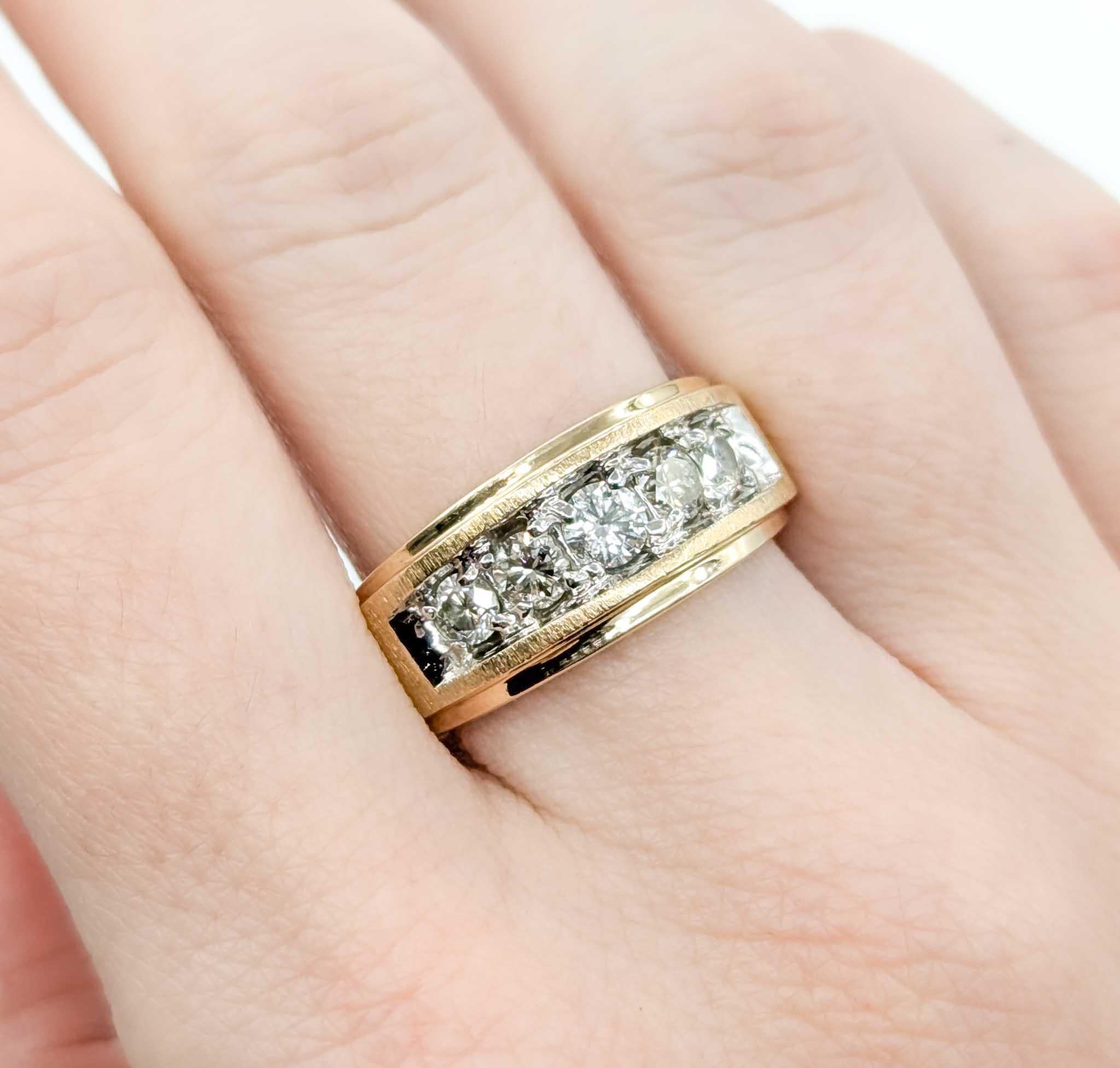 Contemporaneo Anello di fidanzamento con 5 pietre e diamanti da uomo in vendita