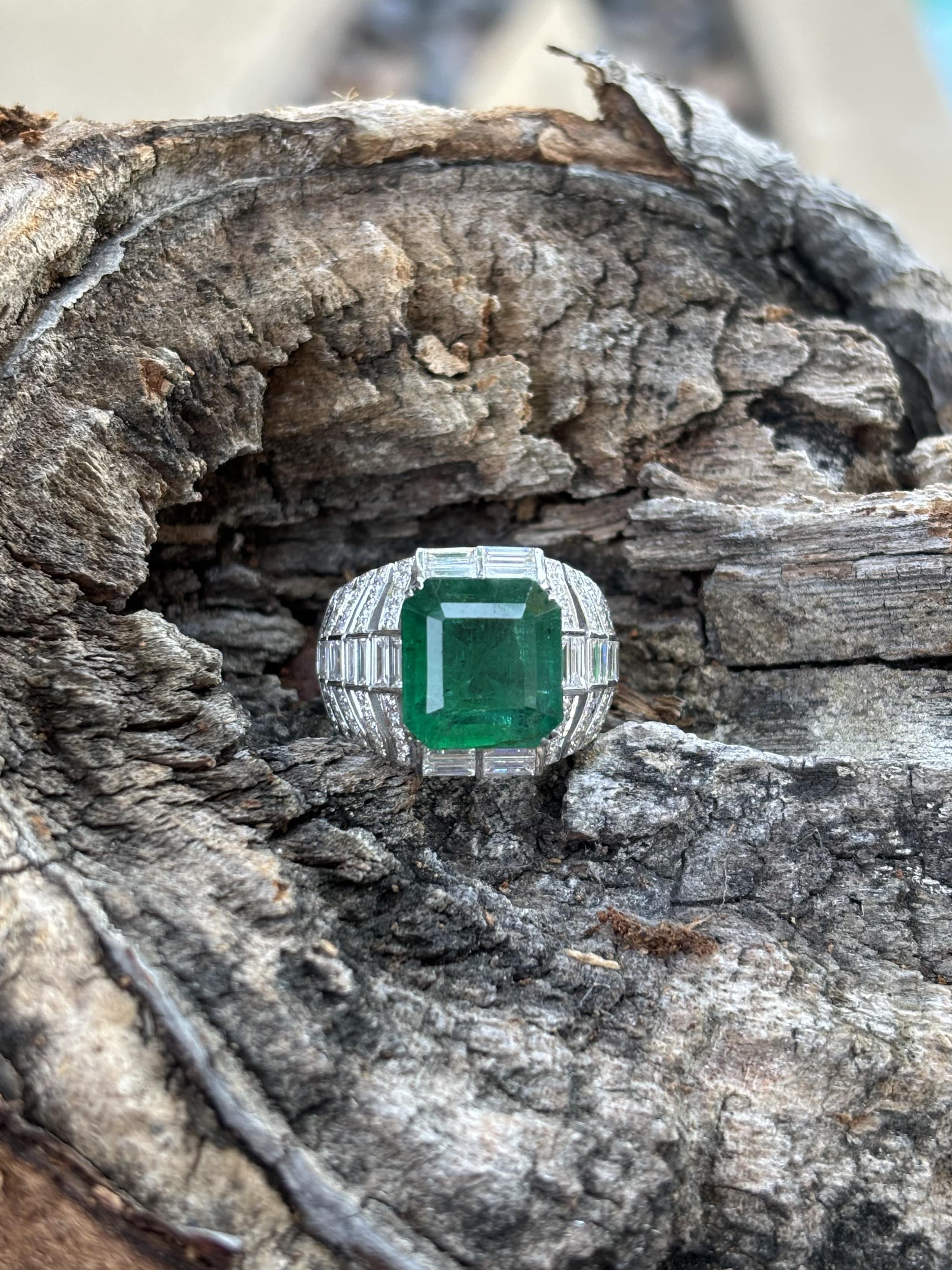 Modern Men's 5.47 Carat Zambian Emerald in 18k White Gold Ring For Sale