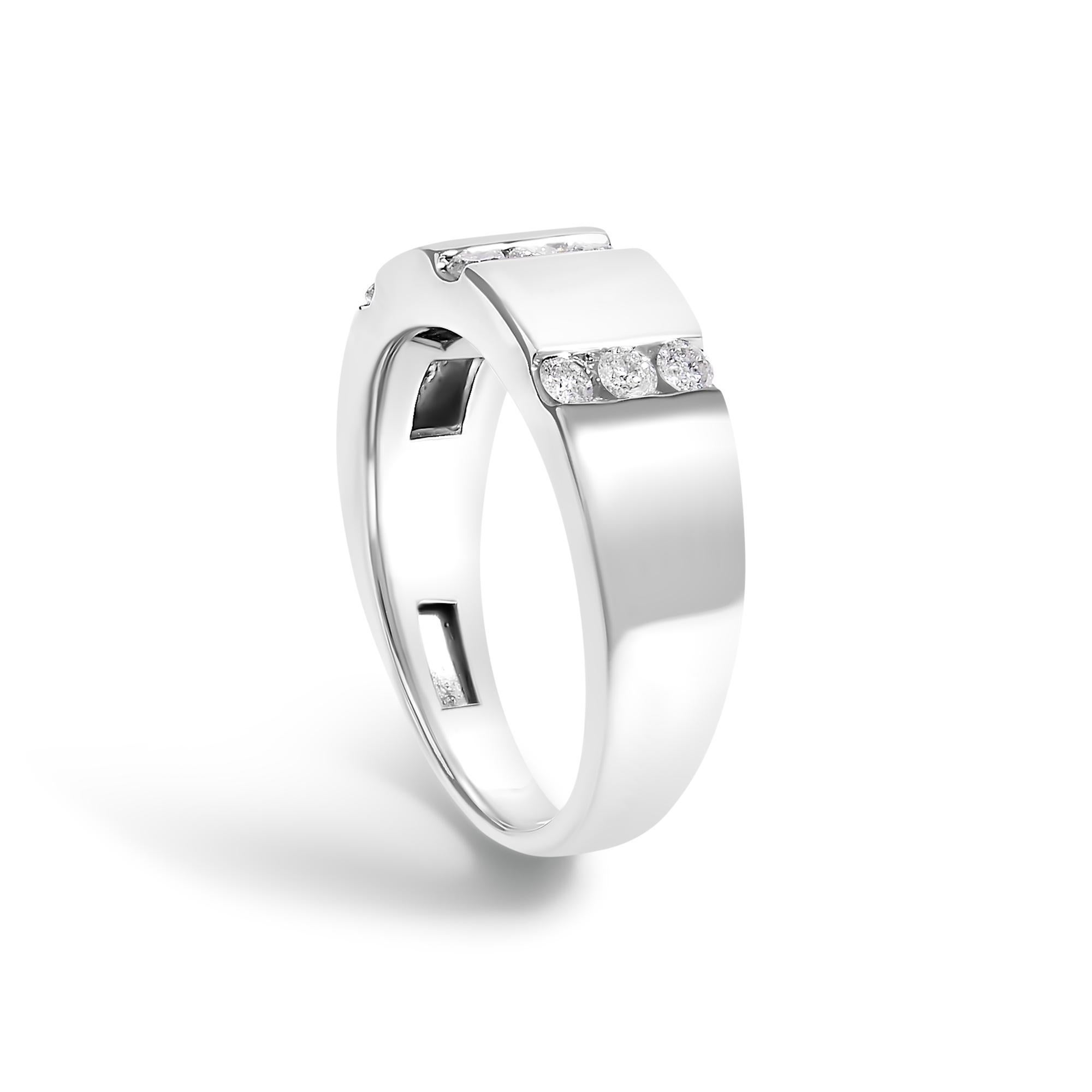 Taglio rotondo Anello da uomo in argento Sterling 925 con diamante da 1/2 Cttw e tripla pietra A. Stone in vendita