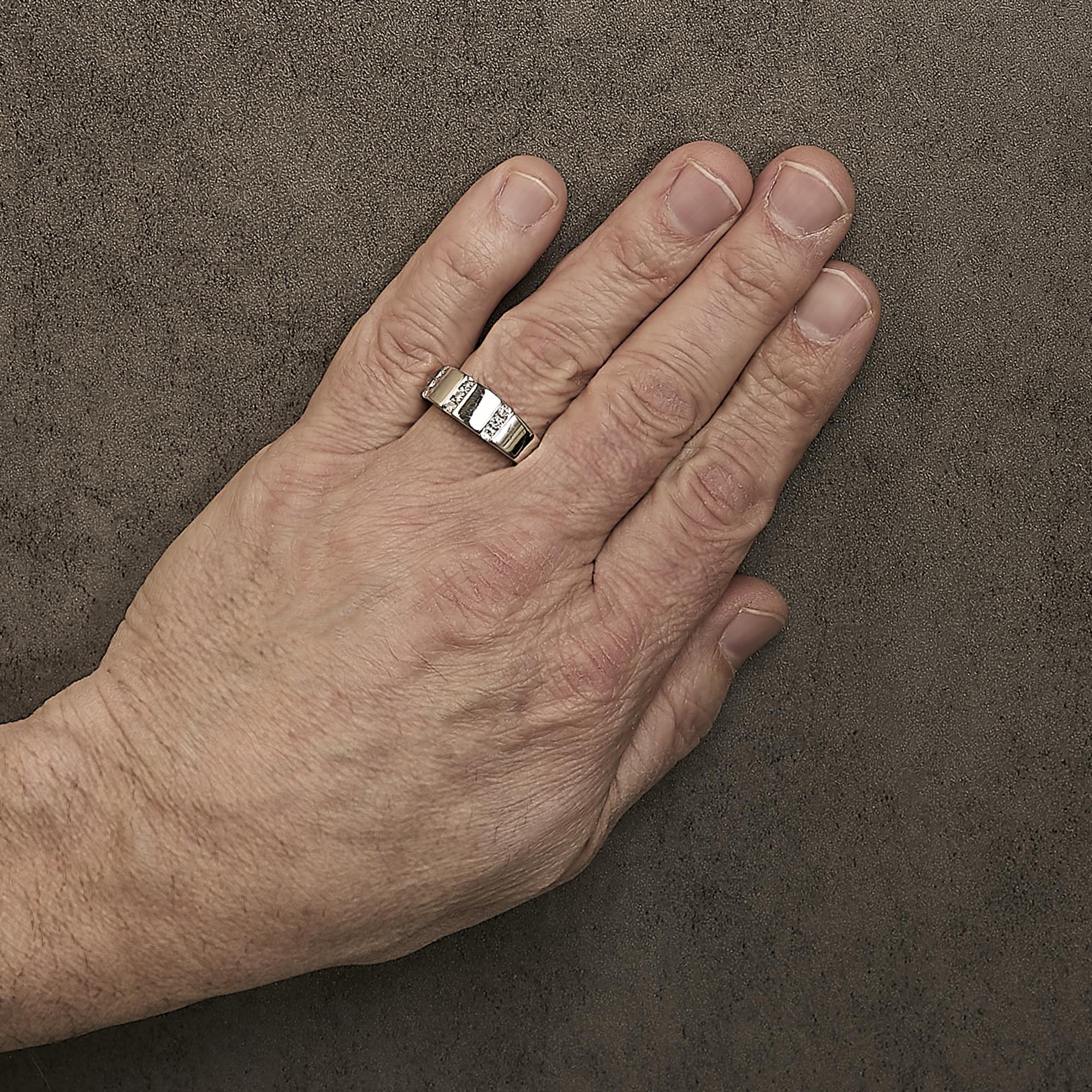 Anello da uomo in argento Sterling 925 con diamante da 1/2 Cttw e tripla pietra A. Stone In condizioni Nuovo in vendita a New York, NY
