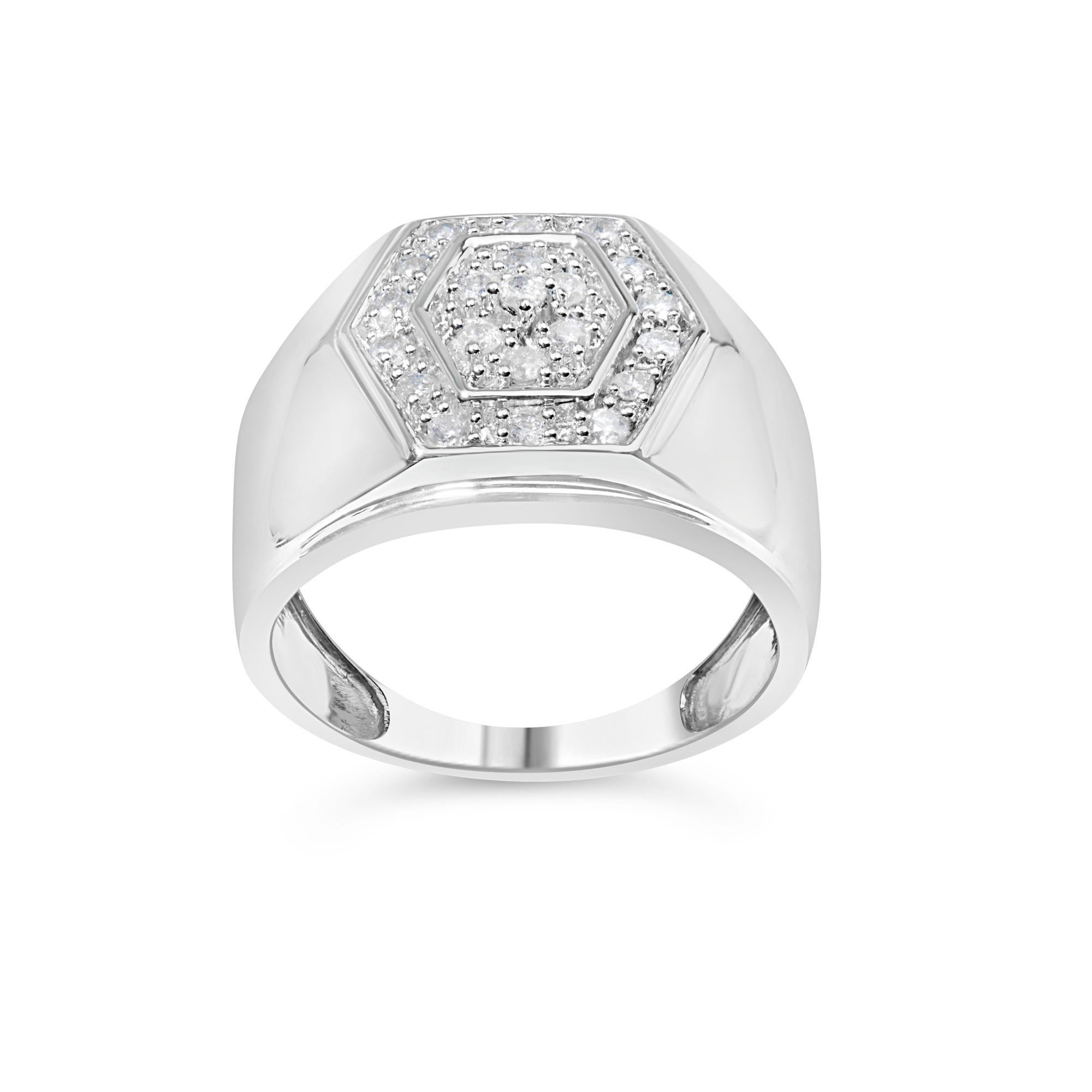 Découvrez un symbole d'élégance et de masculinité avec cette captivante bague en argent sterling .925, plaquée rhodium pour rehausser son éclat sophistiqué. Le cadre hexagonal unique est méticuleusement rempli de diamants naturels, chacun disposé de
