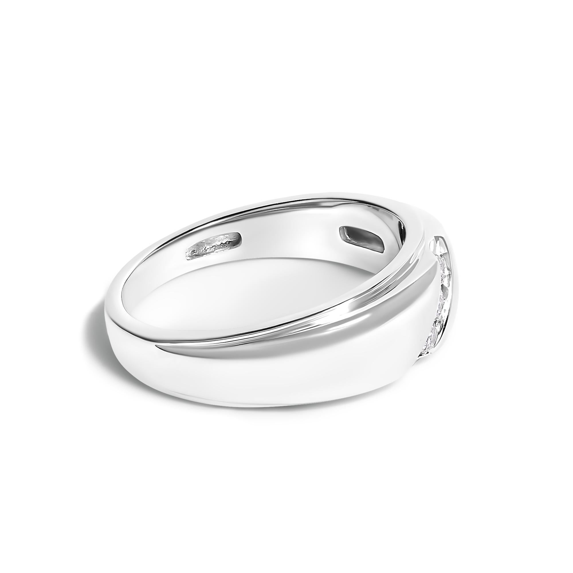 Realizzato in eccezionale argento sterling 925 con placcatura al rodio per una maggiore lucentezza e durata, questo squisito anello da uomo è sinonimo di forza ed eleganza. La fascia liscia e lucida trasmette una moderna raffinatezza, mentre tre