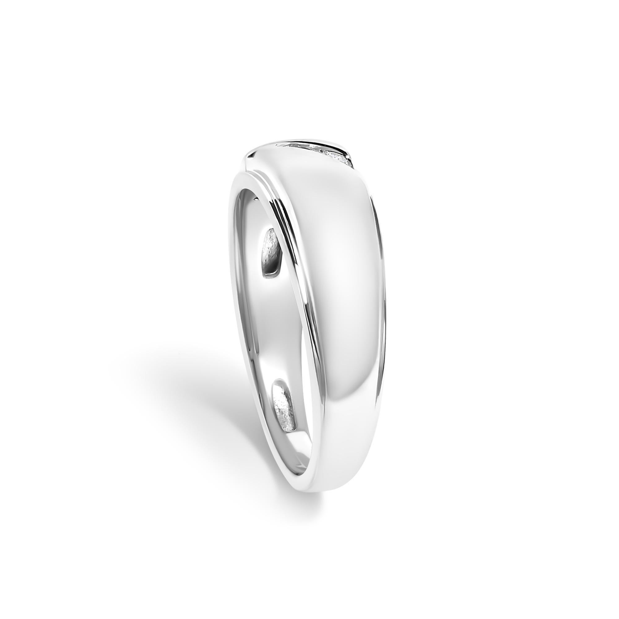 Taille ronde Bague pour homme en argent sterling .925 1/6 Cttw 3 Stone Diamond Band Ring en vente