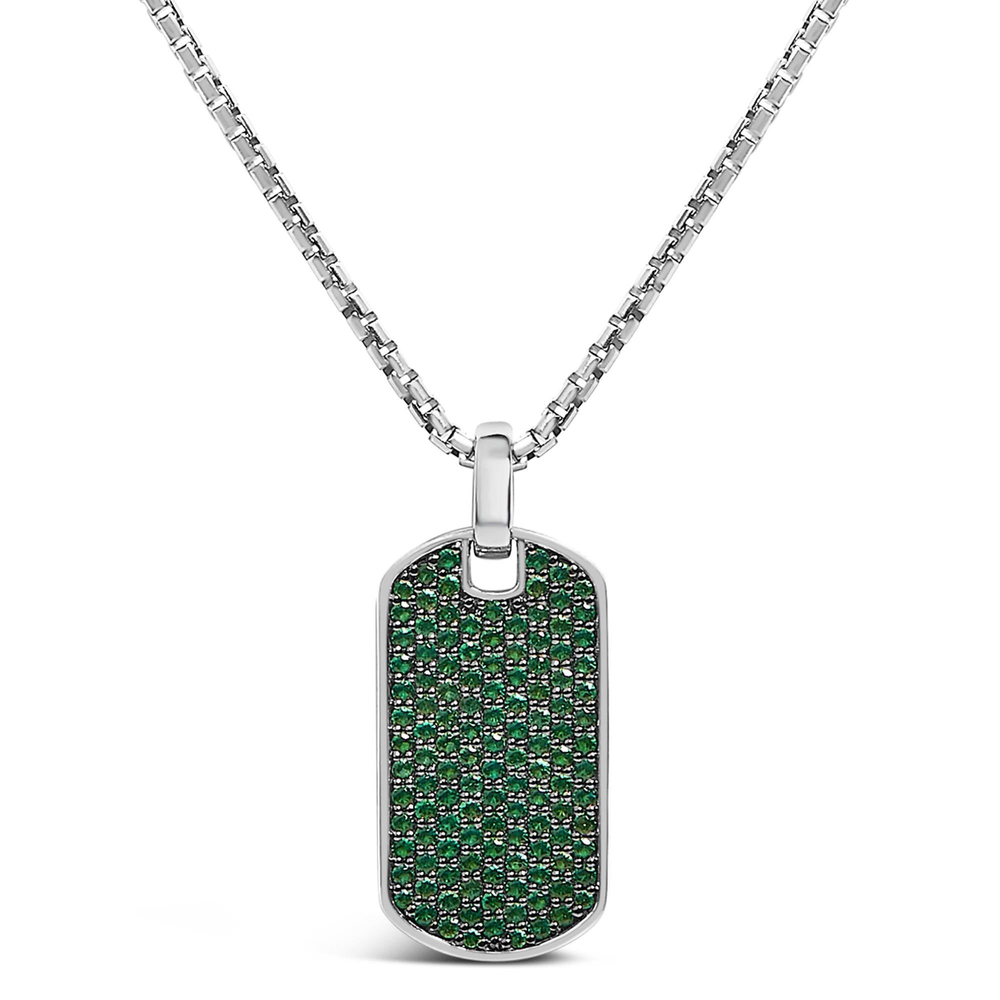 Eleganza senza tempo e audace modernità sono le caratteristiche di questa straordinaria collana con ciondolo da uomo. Realizzato con maestria in argento sterling 925, questo pezzo brilla grazie alla placcatura in rodio, che ne garantisce la durata e
