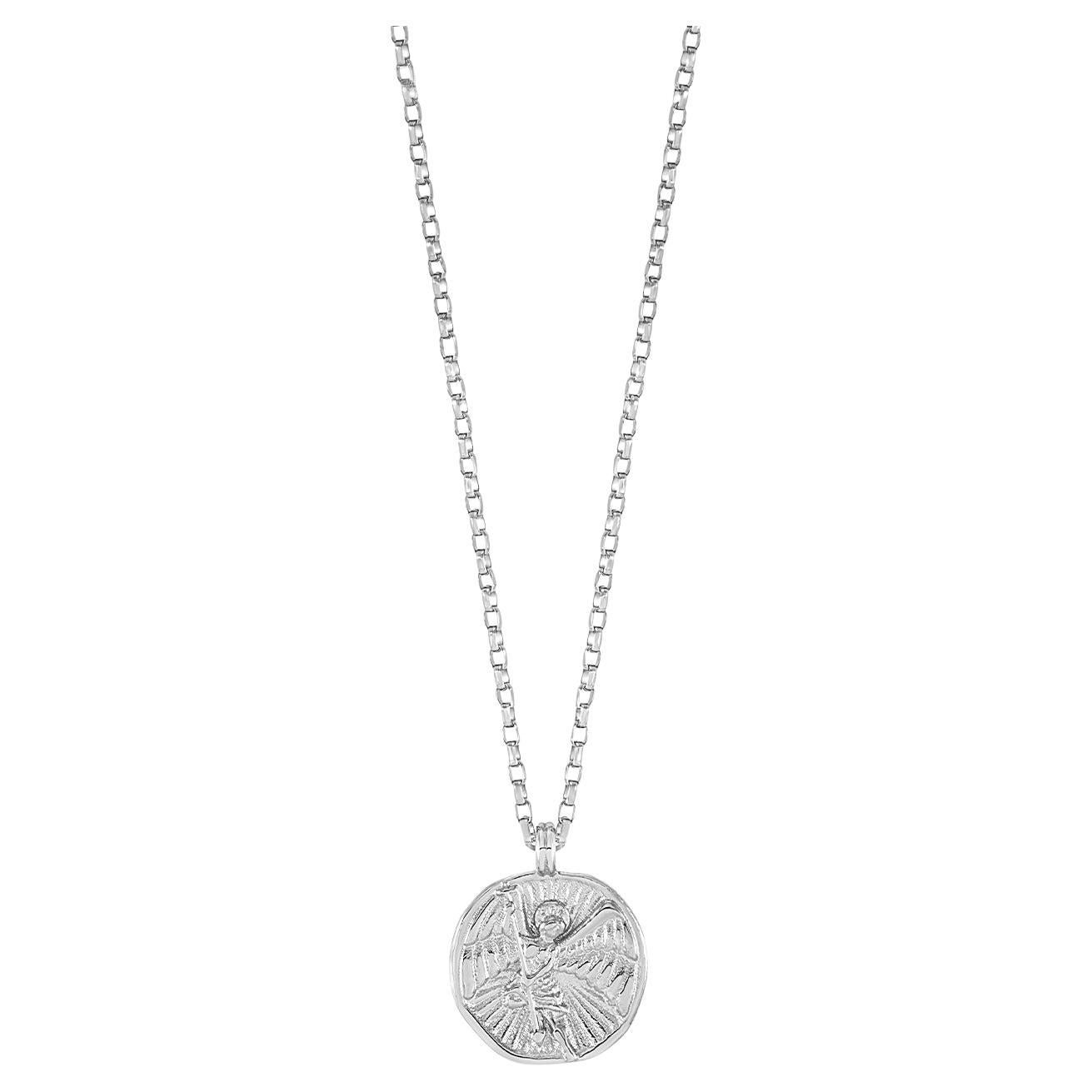 Collar de oro blanco de 9 quilates con pequeño talismán de San Miguel para hombre en venta
