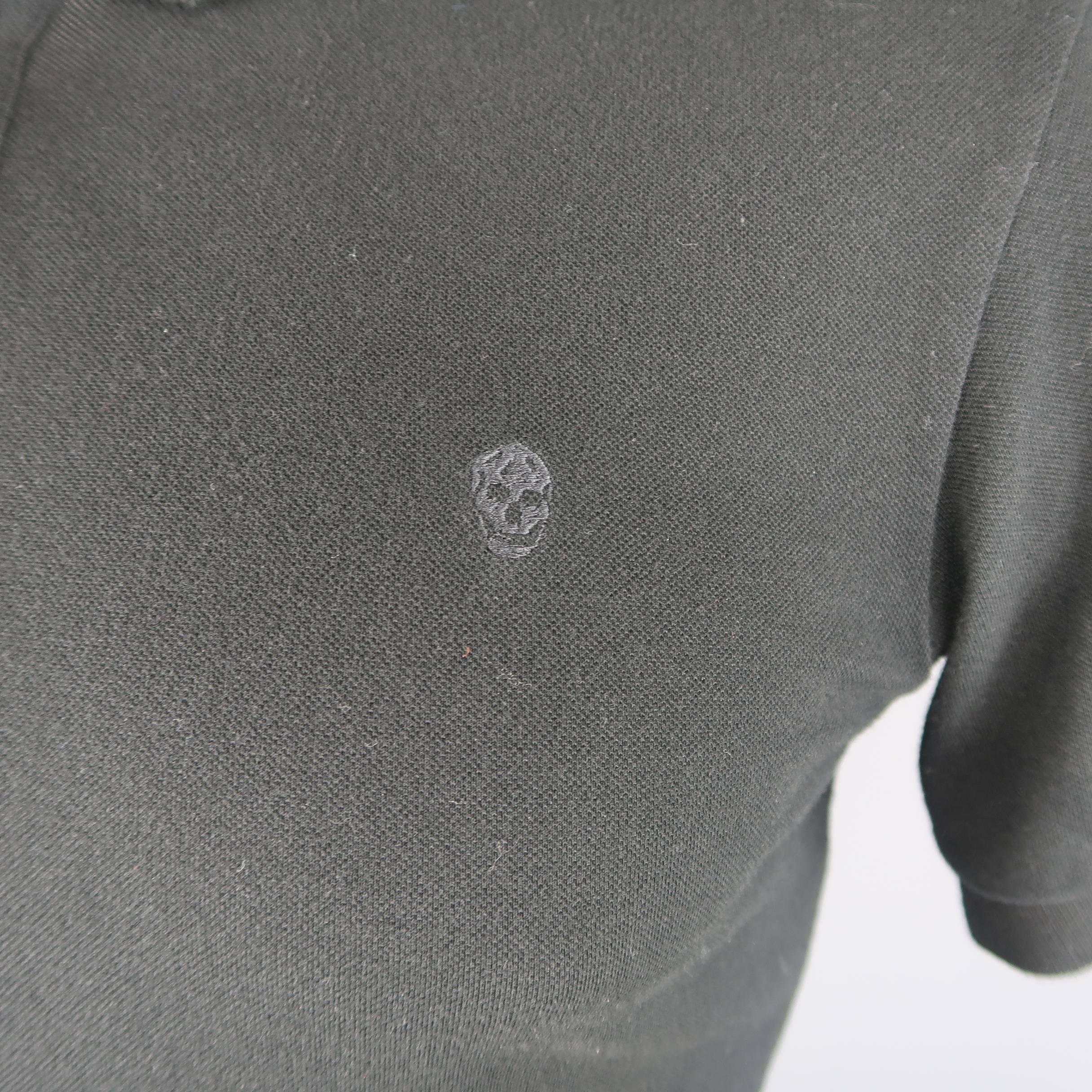 ALEXANDER MCQUEEN polo comes in black cotton pique with a skinny collar and embroidered skull emblem. Care tag removed. As-is.Made in Italy.
 
Good Pre-Owned Condition.
Marked: (no size)
 
Measurements:
 
Shoulder: 20 in.
Chest: 42 in.
Sleeve: 8