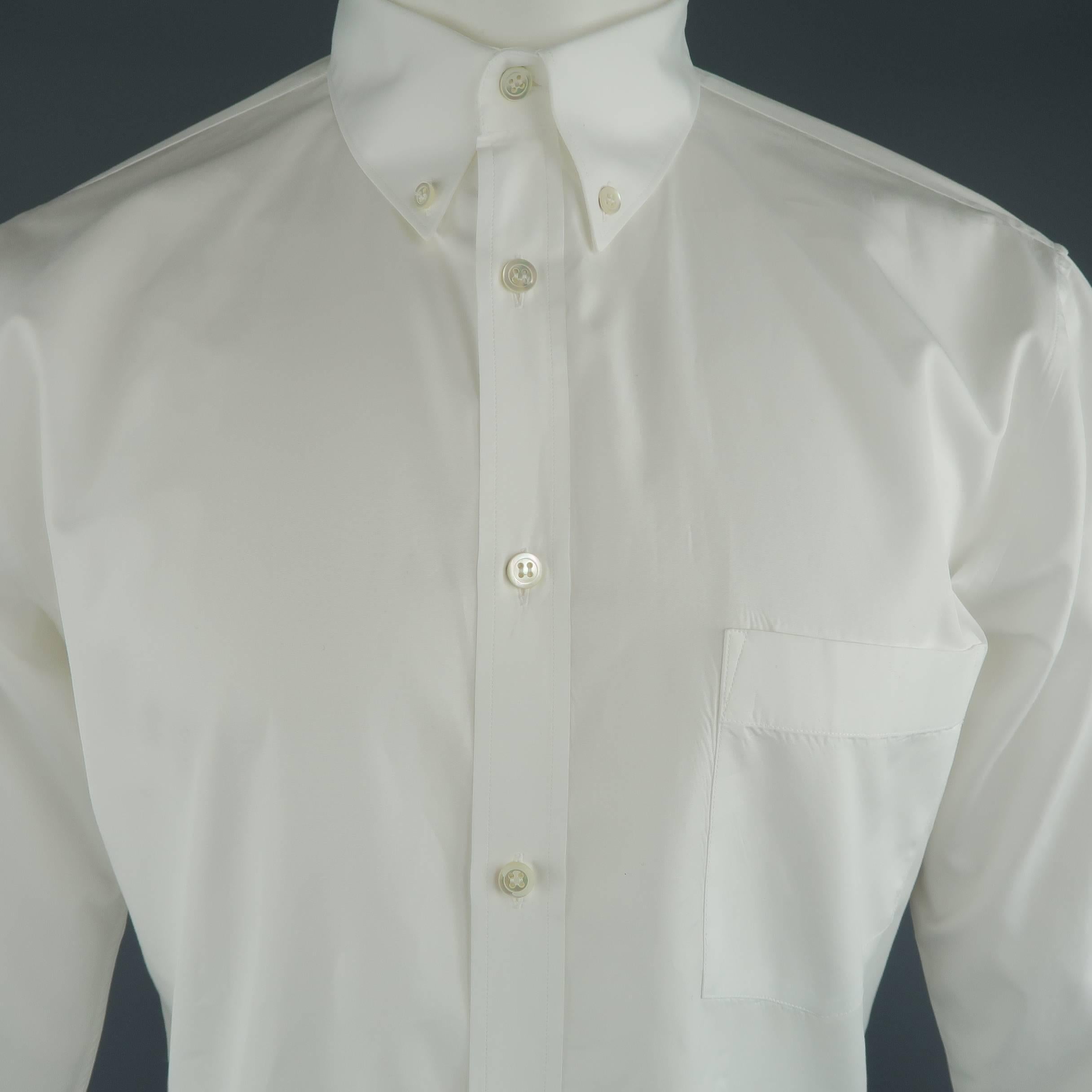ALEXANDER MCQUEEN cotton dress shirt features a button down, pointed collar, skull logo embroidered cuff, and inner rolled cuff tab. Made in Romania.
 
Excellent Pre-Owned Condition.
Marked: IT 48
 
Measurements:
 
Shoulder: 18 in.
Chest: 44
