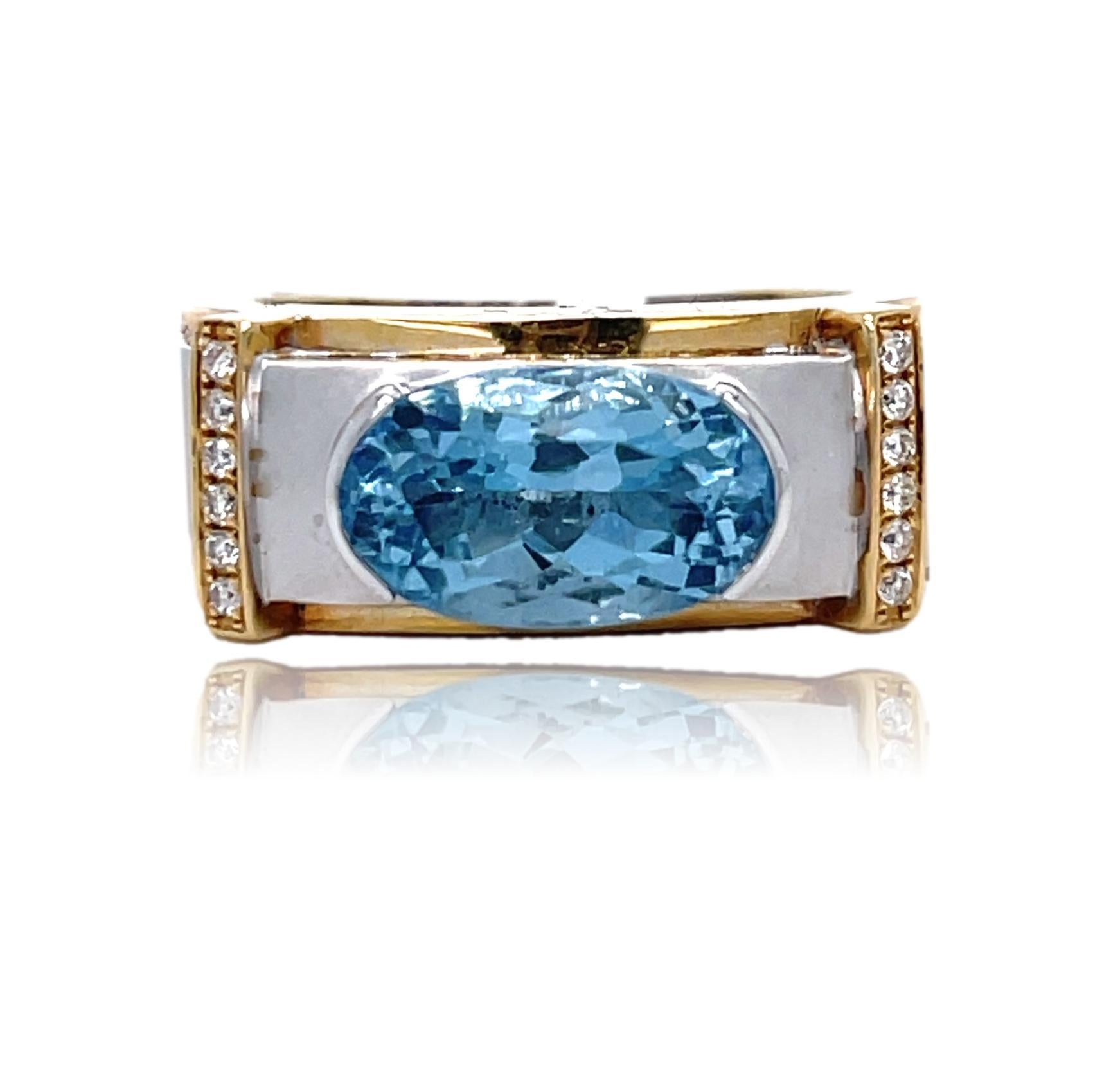 Dieser einzigartige zweifarbige Herrenring hat einen funkelnden blauen, ovalen Aquamarin in der Mitte, umgeben von Diamanten im Brillantschliff.  und ist in 14K Weiß- und Gelbgold gefasst. Er wird in einer schönen Schachtel geliefert und ist das