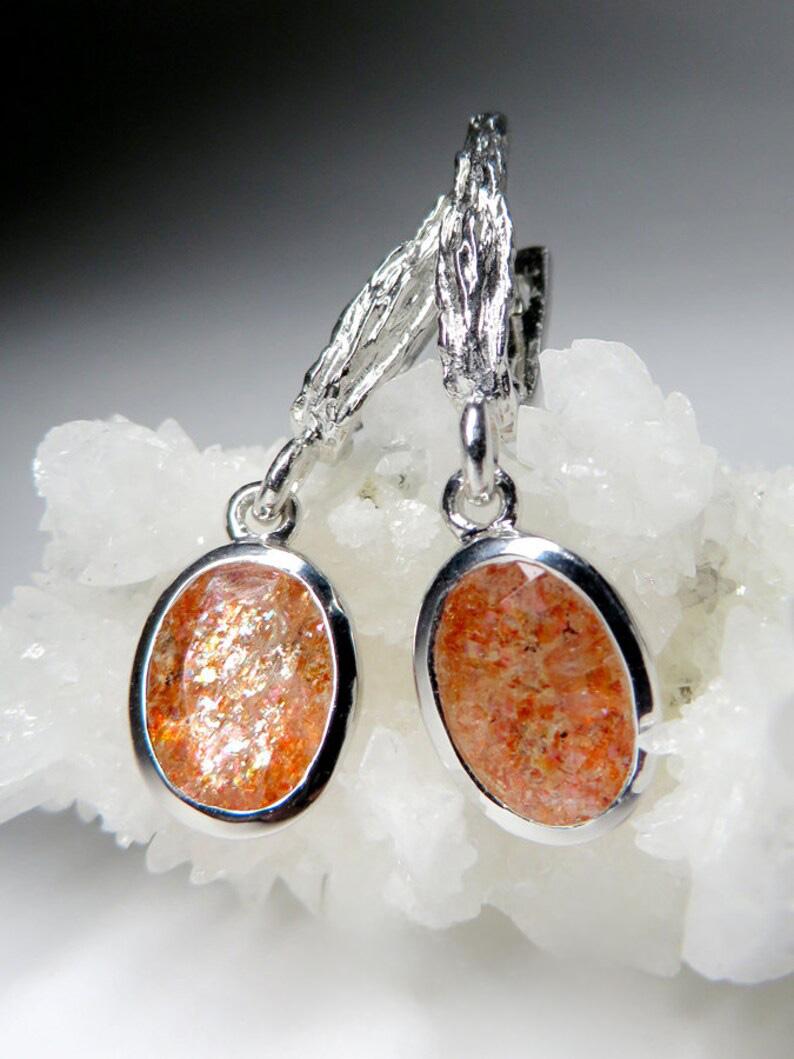 Anello in argento con pietra solare avventurina naturale
origine dell'avventurina - India
Misure della pietra - 0,35 х 0,51 х 0,91 in / 9 х 13 х 23 mm
Peso dell'anello - 9,09 grammi
misura dell'anello - 7,5 US 