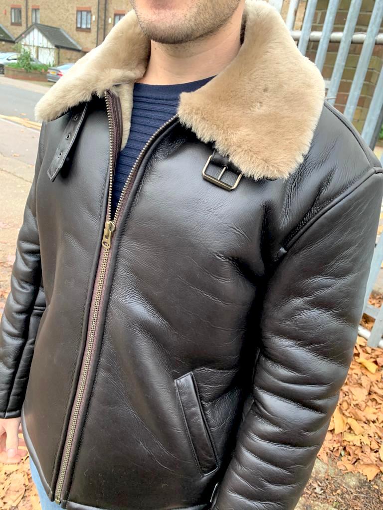 Aviator Herren Shearling Jacke - Größe uk 40 (medium) 

Dies ist die klassische Fliegerjacke aus Shearling für Herren.   Handgefertigt in London, hergestellt aus 100% italienischem Lamm-Shearling (Leder auf der Außenseite) in einem weichen braunen