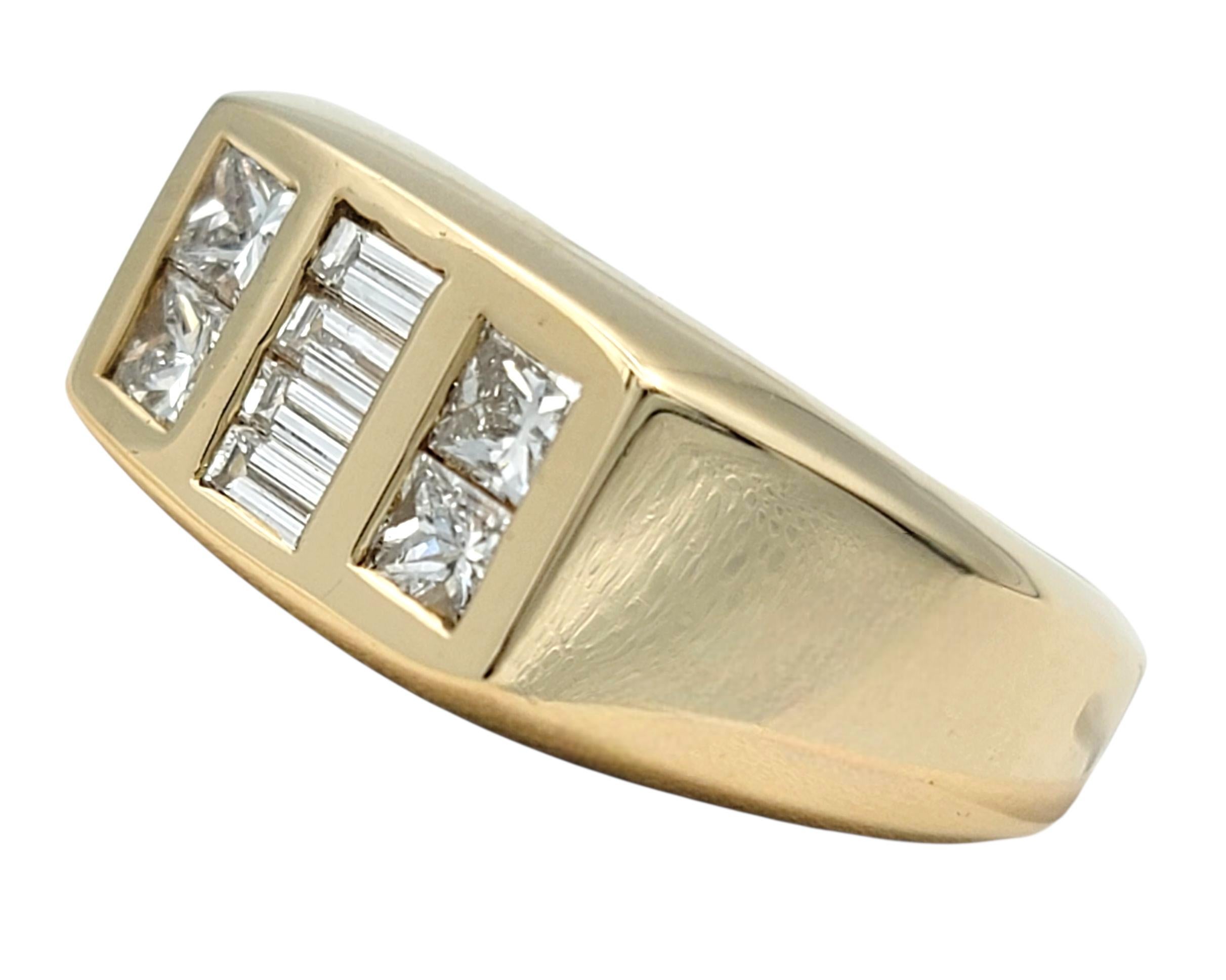 Contemporaneo Anello maschile a fascia quadrata con diamanti taglio baguette e principessa in oro giallo 14 carati in vendita