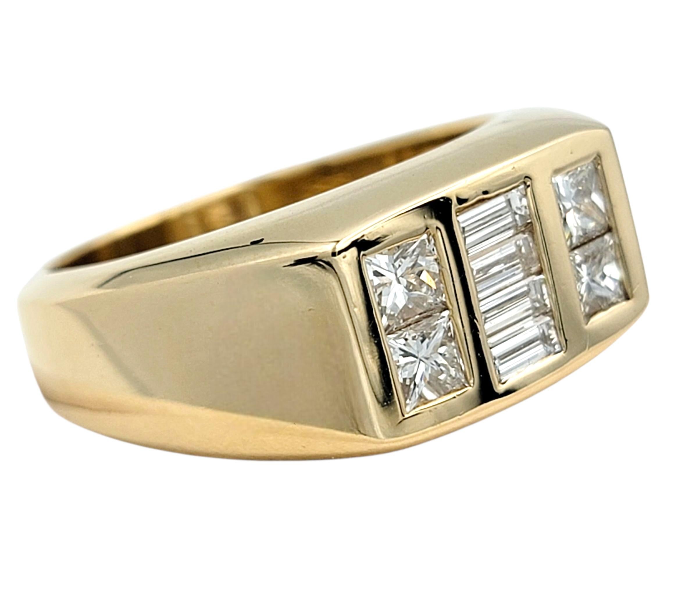 Taglio princess Anello maschile a fascia quadrata con diamanti taglio baguette e principessa in oro giallo 14 carati in vendita
