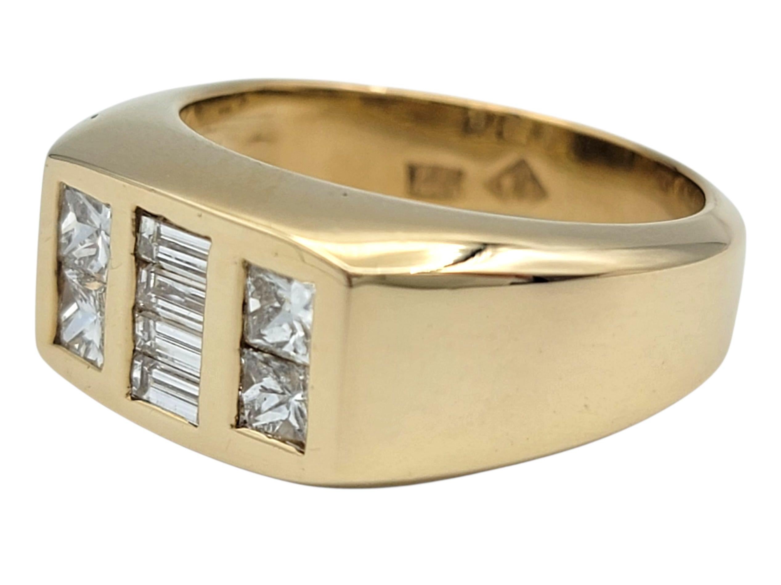 Anello maschile a fascia quadrata con diamanti taglio baguette e principessa in oro giallo 14 carati in vendita 1