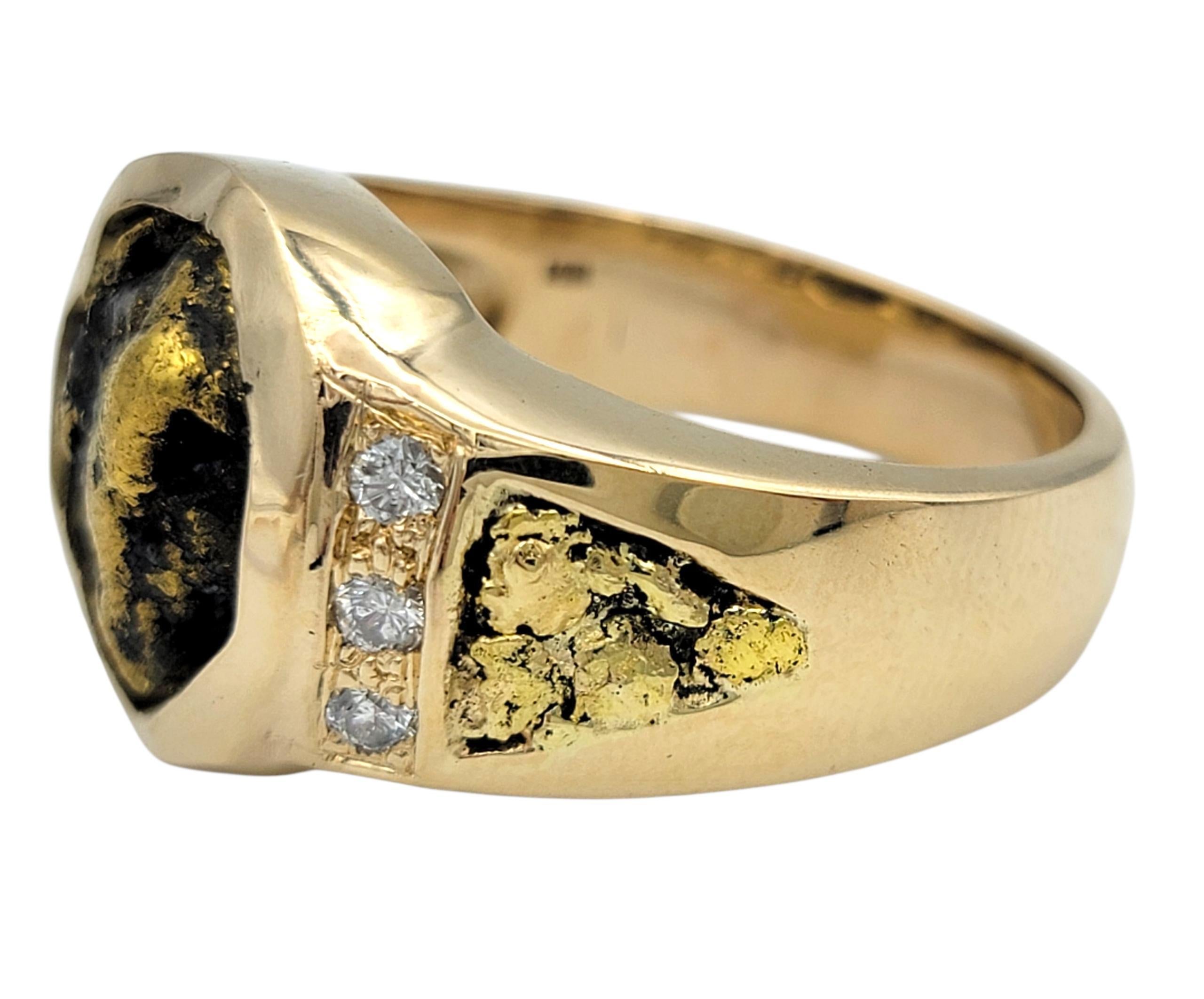 Contemporaneo Anello da uomo con incastonatura di pepite e accenti di diamanti in oro giallo 14 carati in vendita