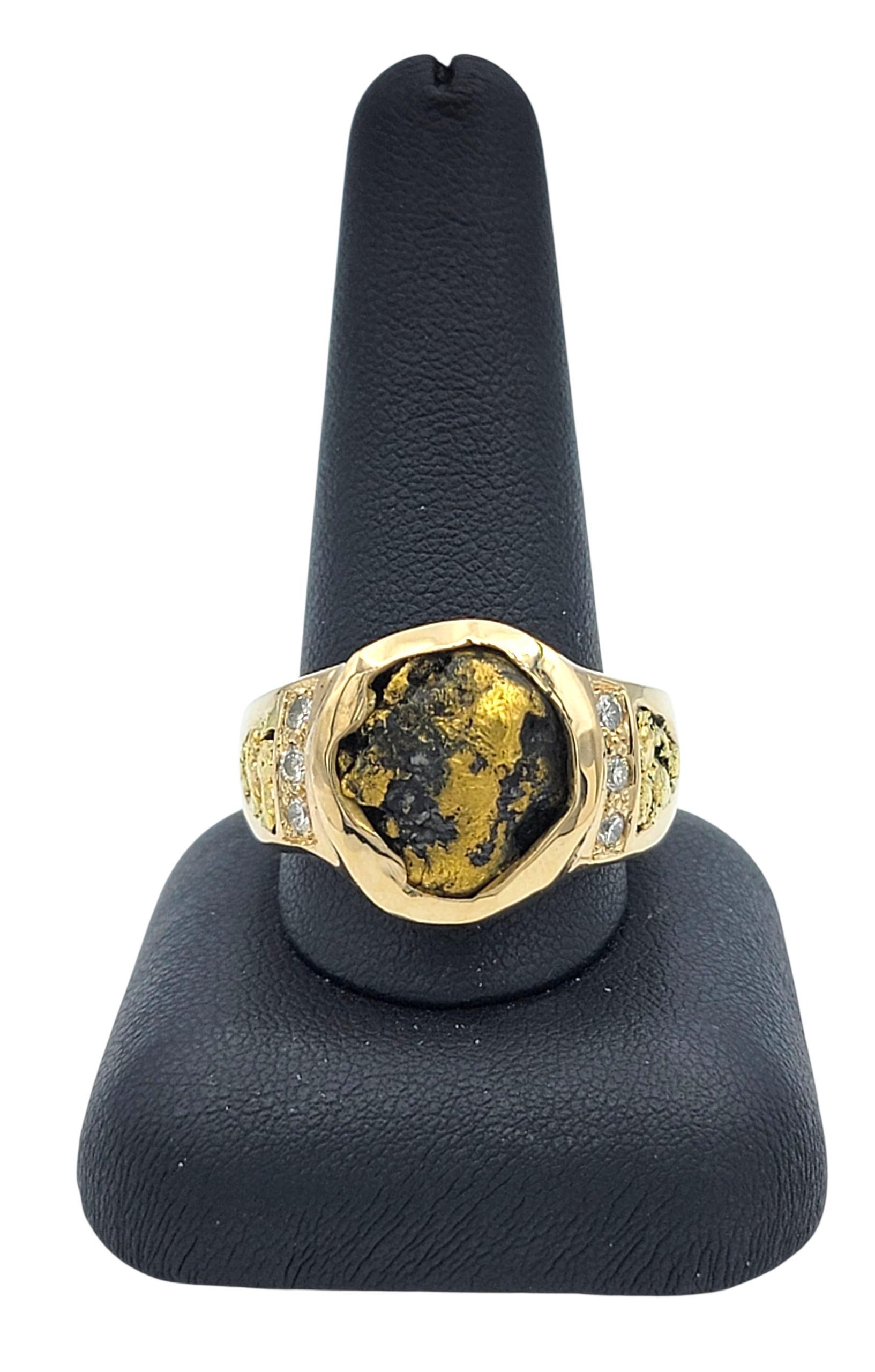Anello da uomo con incastonatura di pepite e accenti di diamanti in oro giallo 14 carati in vendita 1