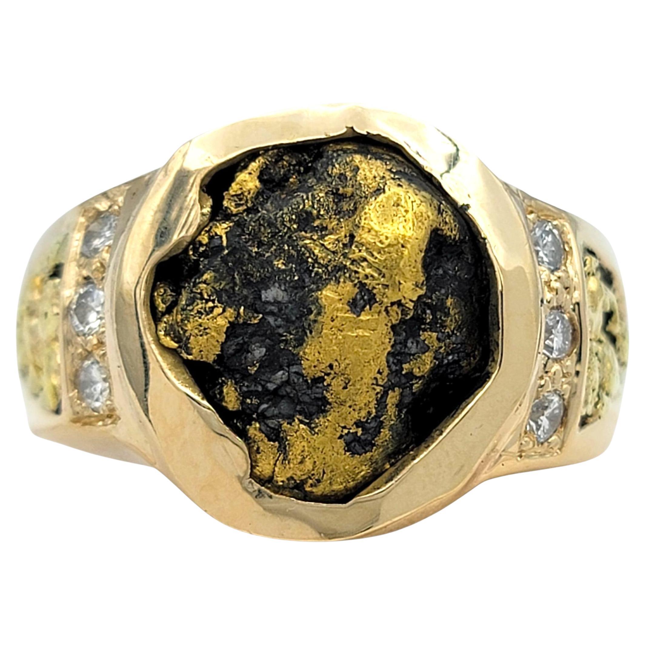 Anello da uomo con incastonatura di pepite e accenti di diamanti in oro giallo 14 carati in vendita