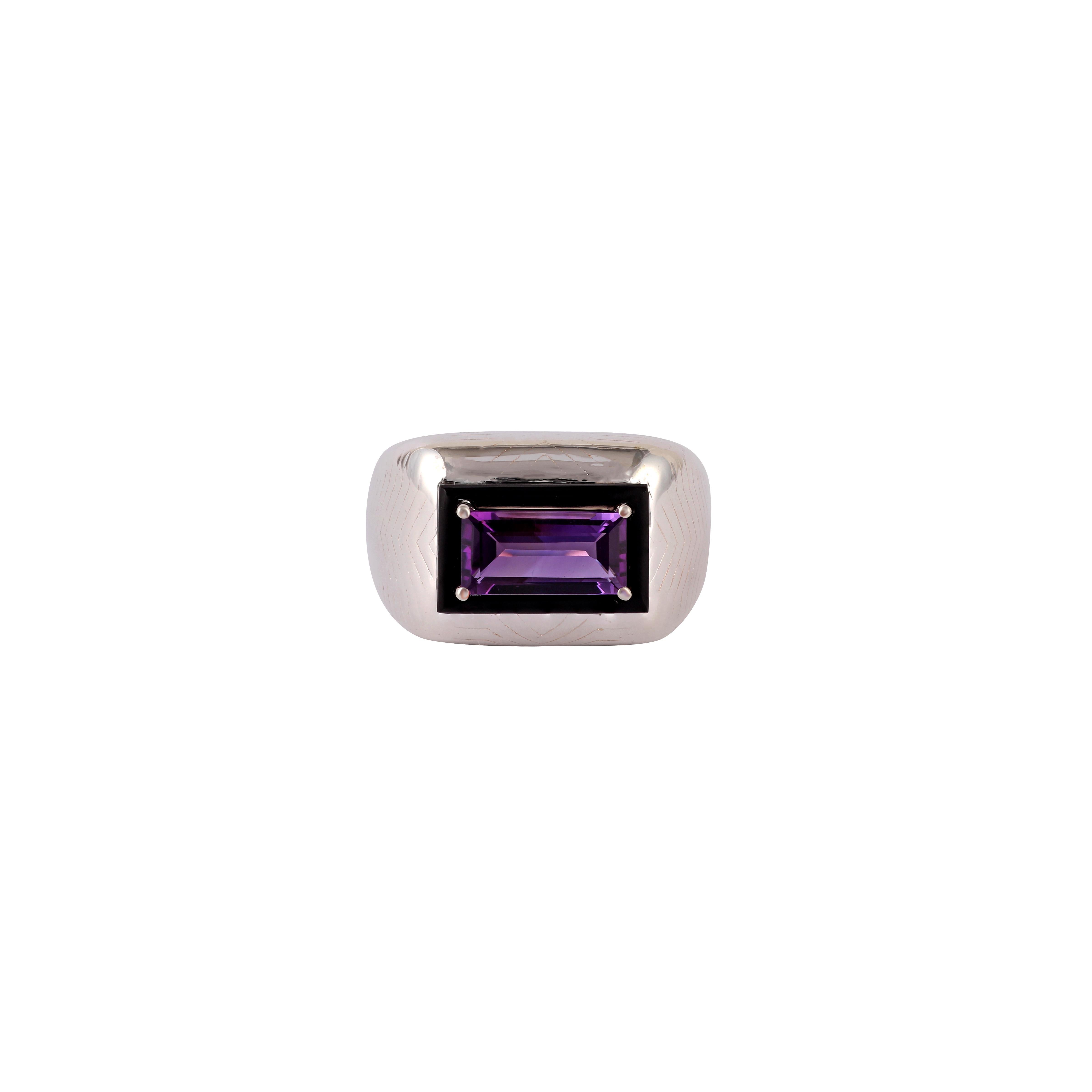 Mens Big Boulder  Silver Ring With Amethyst & Black Onex  Gem Stones in Sliver

Amethyst  : 2.27 Carat
 Black Onyx : 1.74 Carat 

Custom Services
Resizing is available.
Request Customization
